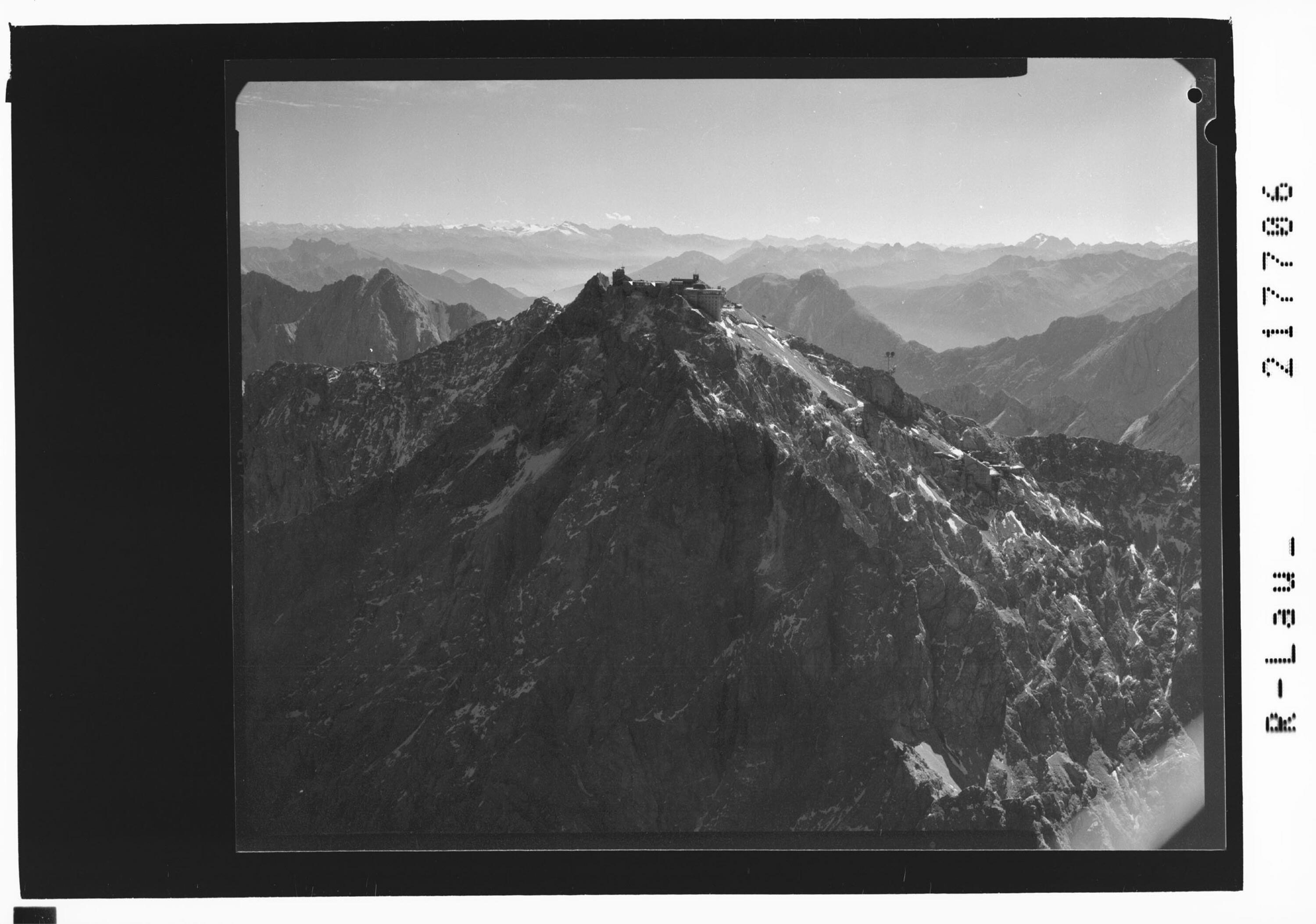[Zugspitze und Hohe Munde gegen Zillertaler Alpen und Stubaier Alpen / Tirol]></div>


    <hr>
    <div class=