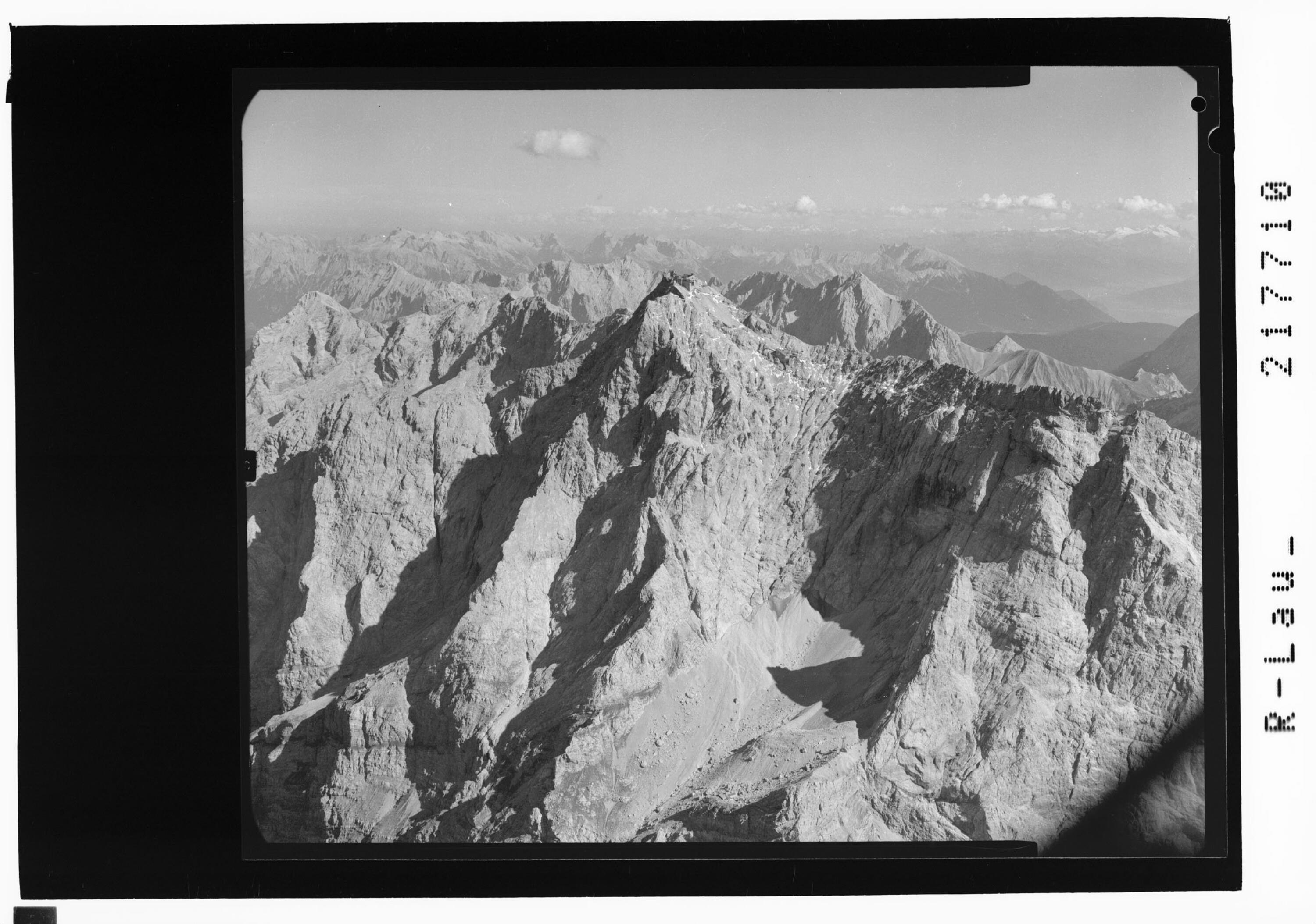 [Zugspitze gegen Karwendelgebirge und Zillertaler Alpen / Tirol]></div>


    <hr>
    <div class=