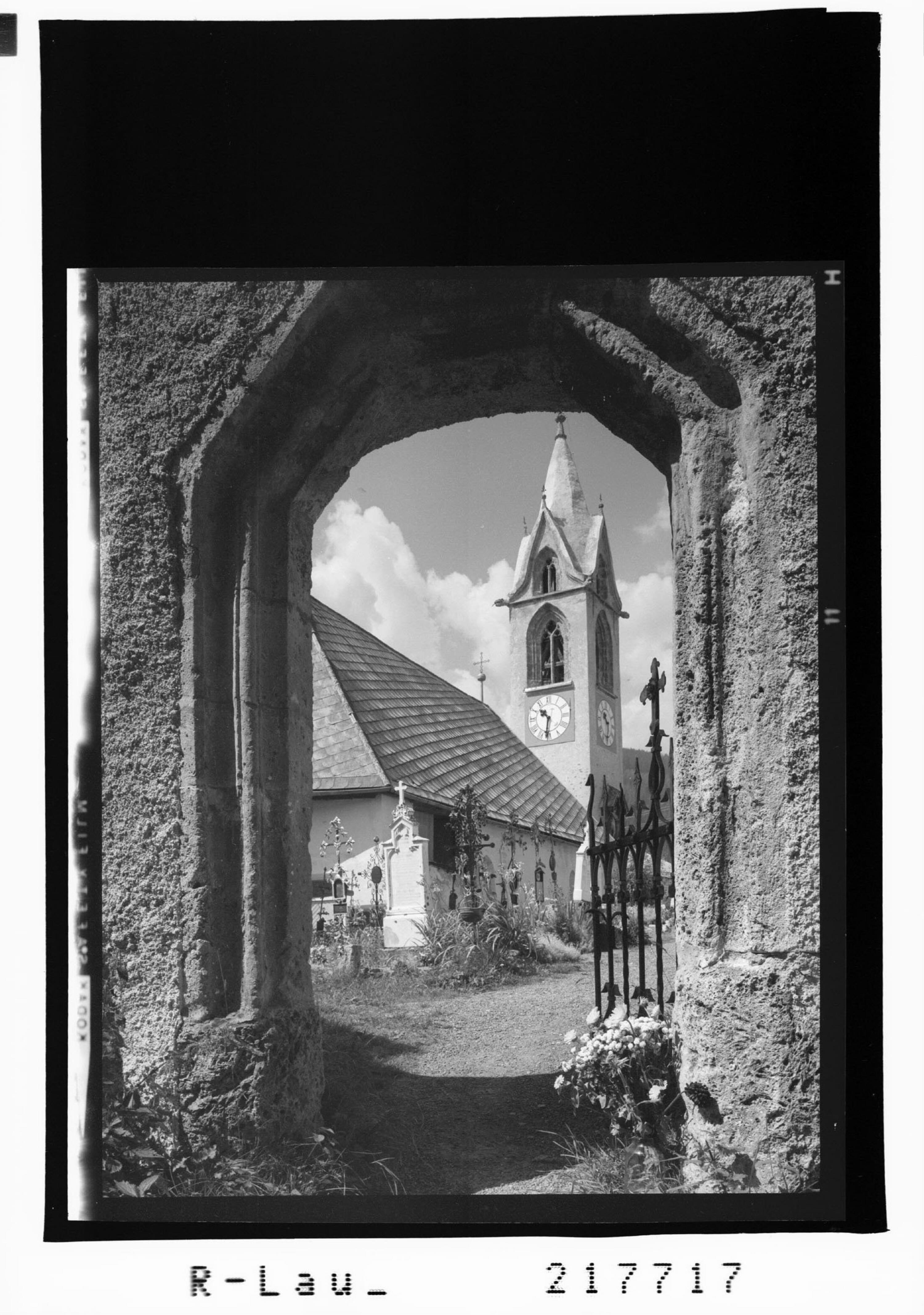 [Pfarrkirche mit Friedhof in Serfaus im Oberinntal / Tirol]></div>


    <hr>
    <div class=