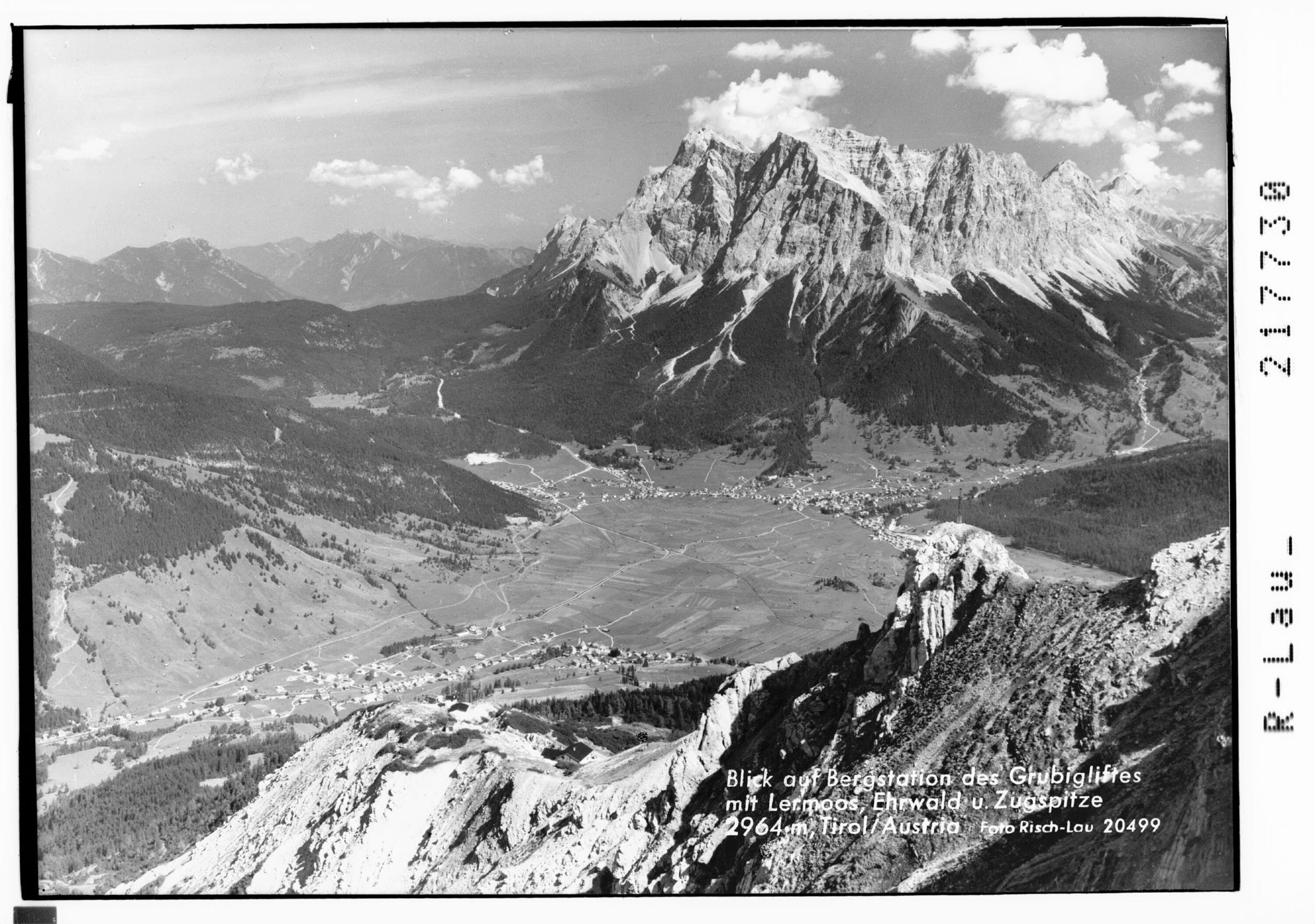 Blick auf Bergstation des Grubigliftes mit Lermoos / Ehrwald und Zugspitze 2964 m, Tirol / Austria></div>


    <hr>
    <div class=