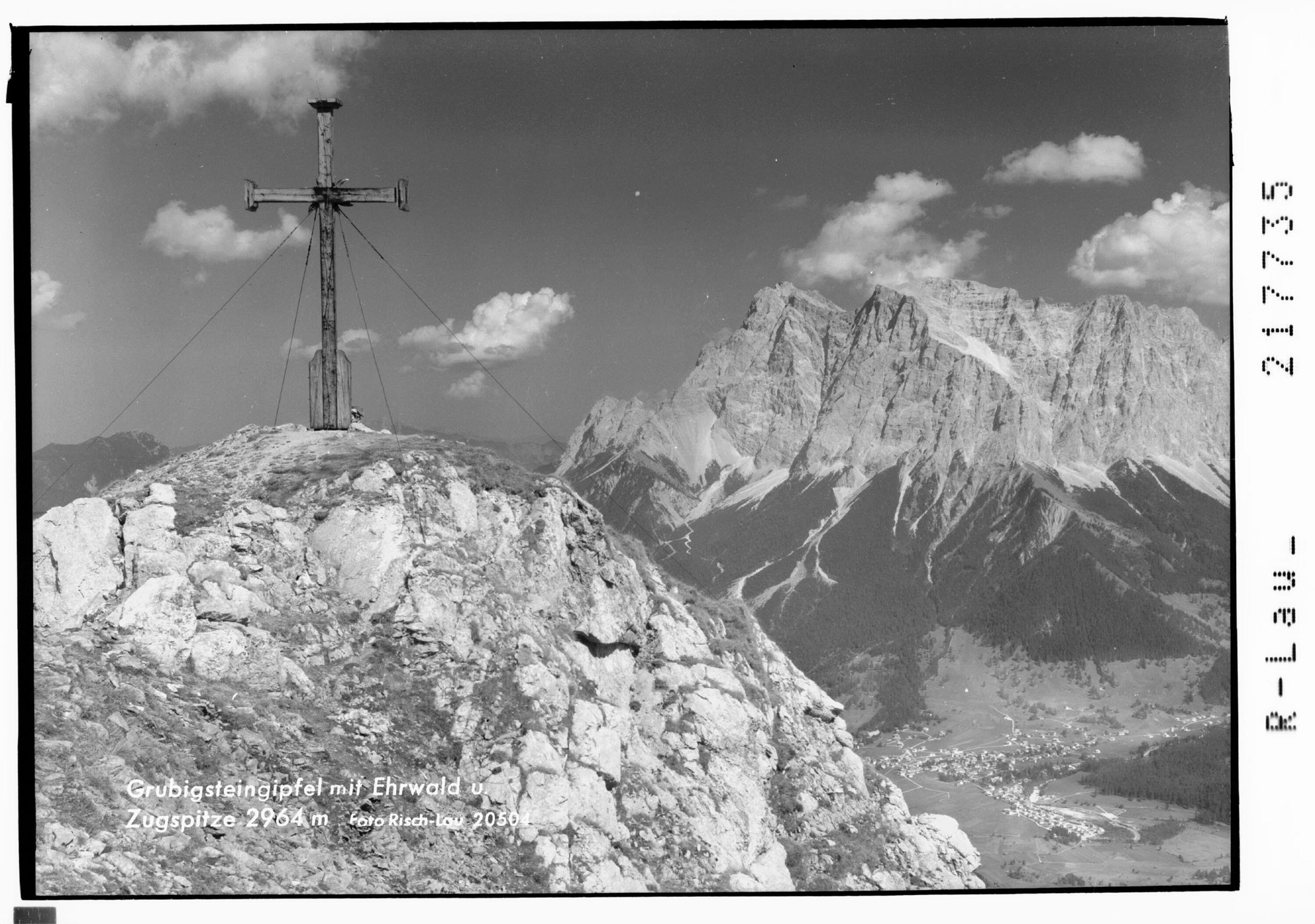 Grubigsteingipfel mit Ehrwald und Zugspitze 2964 m></div>


    <hr>
    <div class=