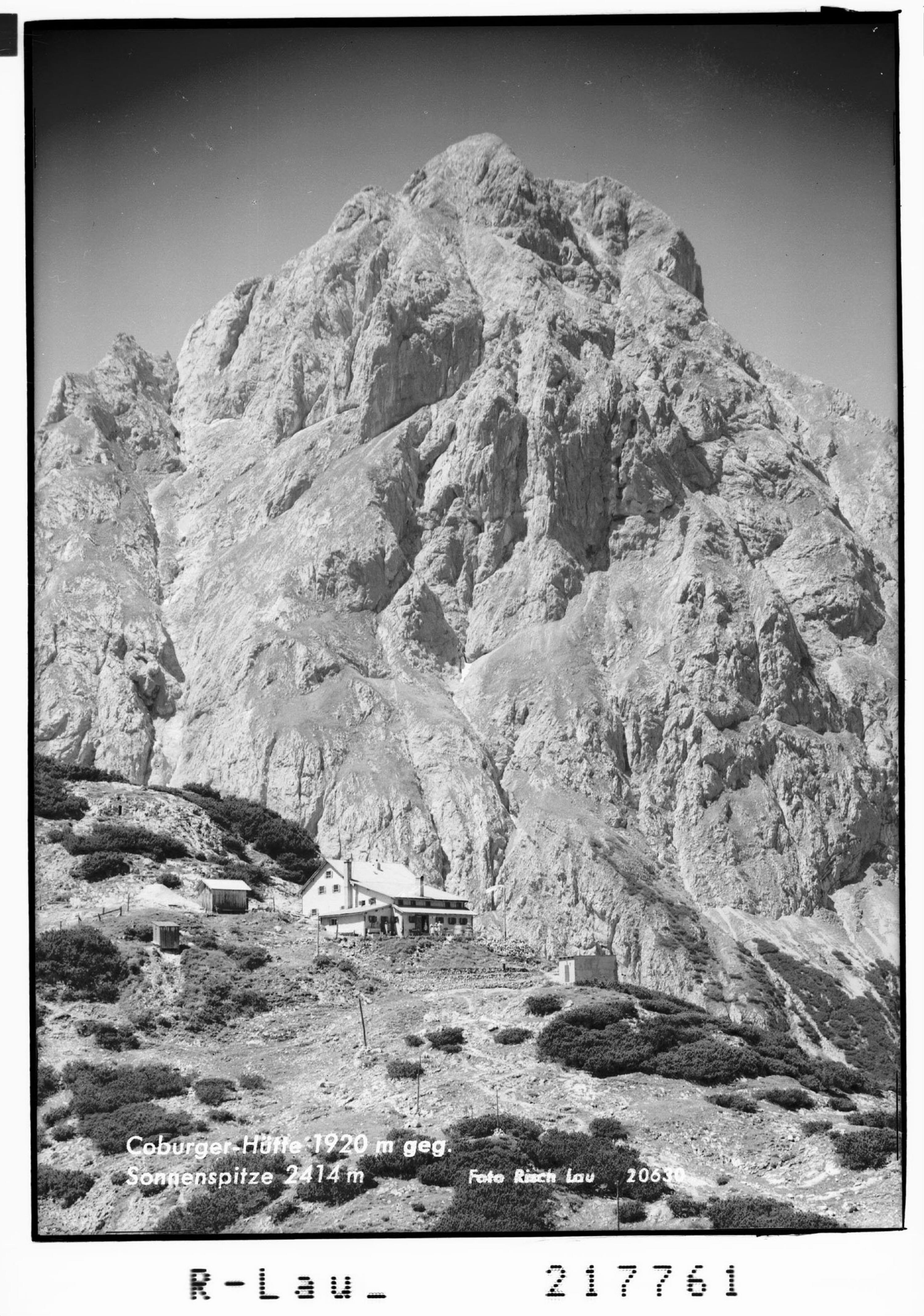 Coburger Hütte 1920 m gegen Sonnenspitze 2414 m></div>


    <hr>
    <div class=