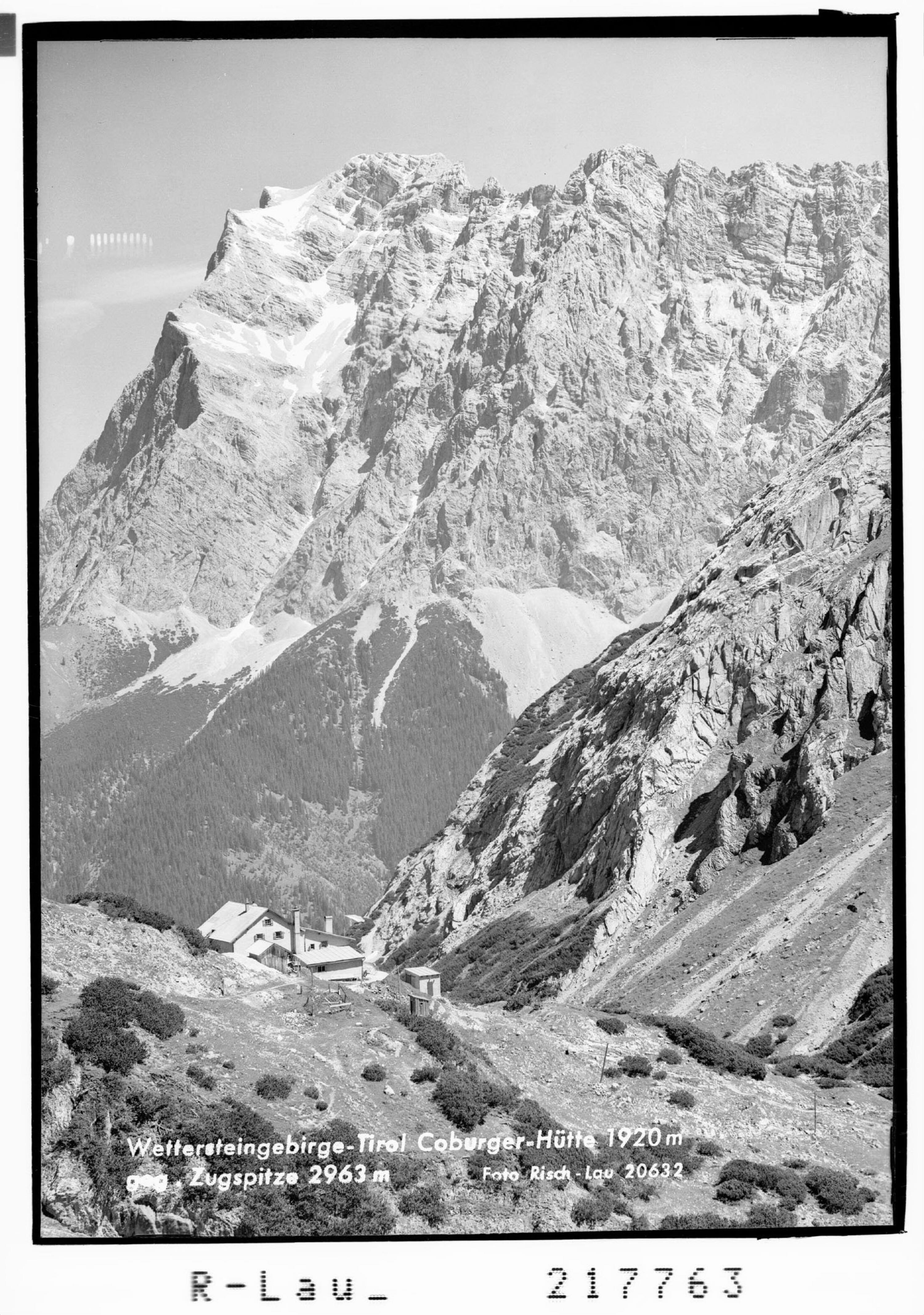 Wettersteingebirge - Tirol Coburger Hütte gegen Zugspitze 2963 m></div>


    <hr>
    <div class=