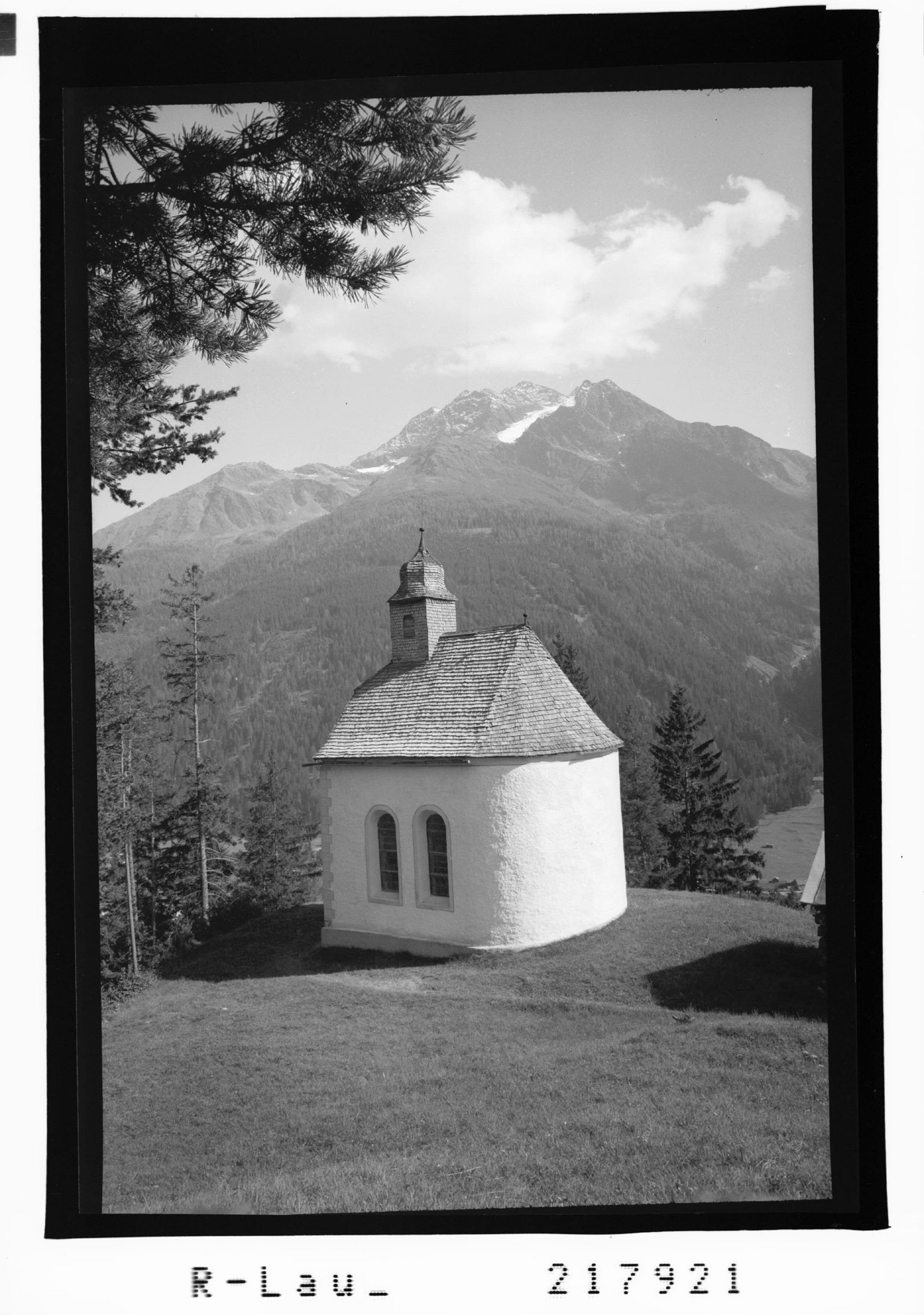 [Kalvarienkapelle ob Pettneu im Stanzertal mit Blick zum Hohen Riffler / Tirol]></div>


    <hr>
    <div class=