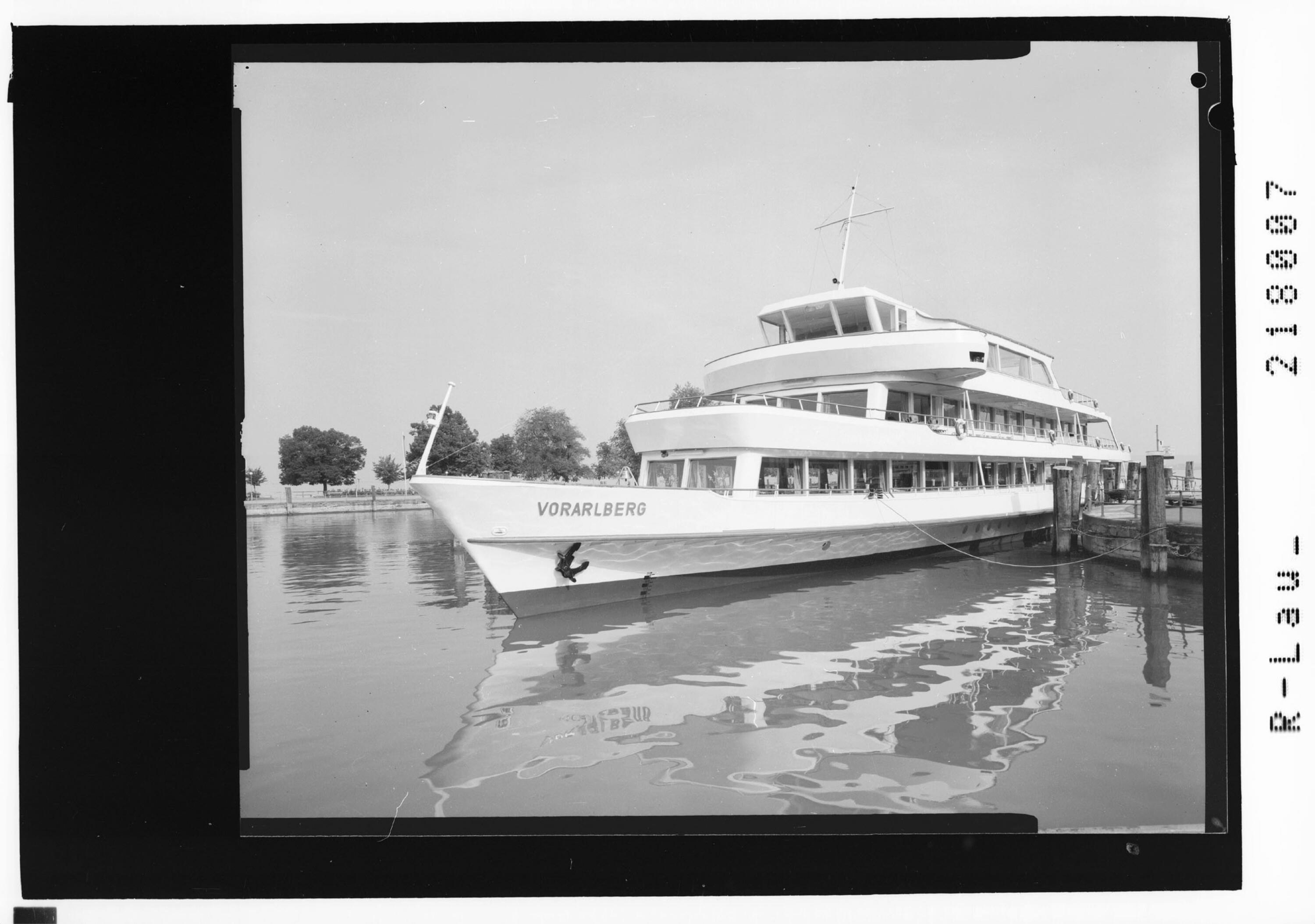 [Motorschiff Vorarlberg im Hafen von Bregenz]></div>


    <hr>
    <div class=