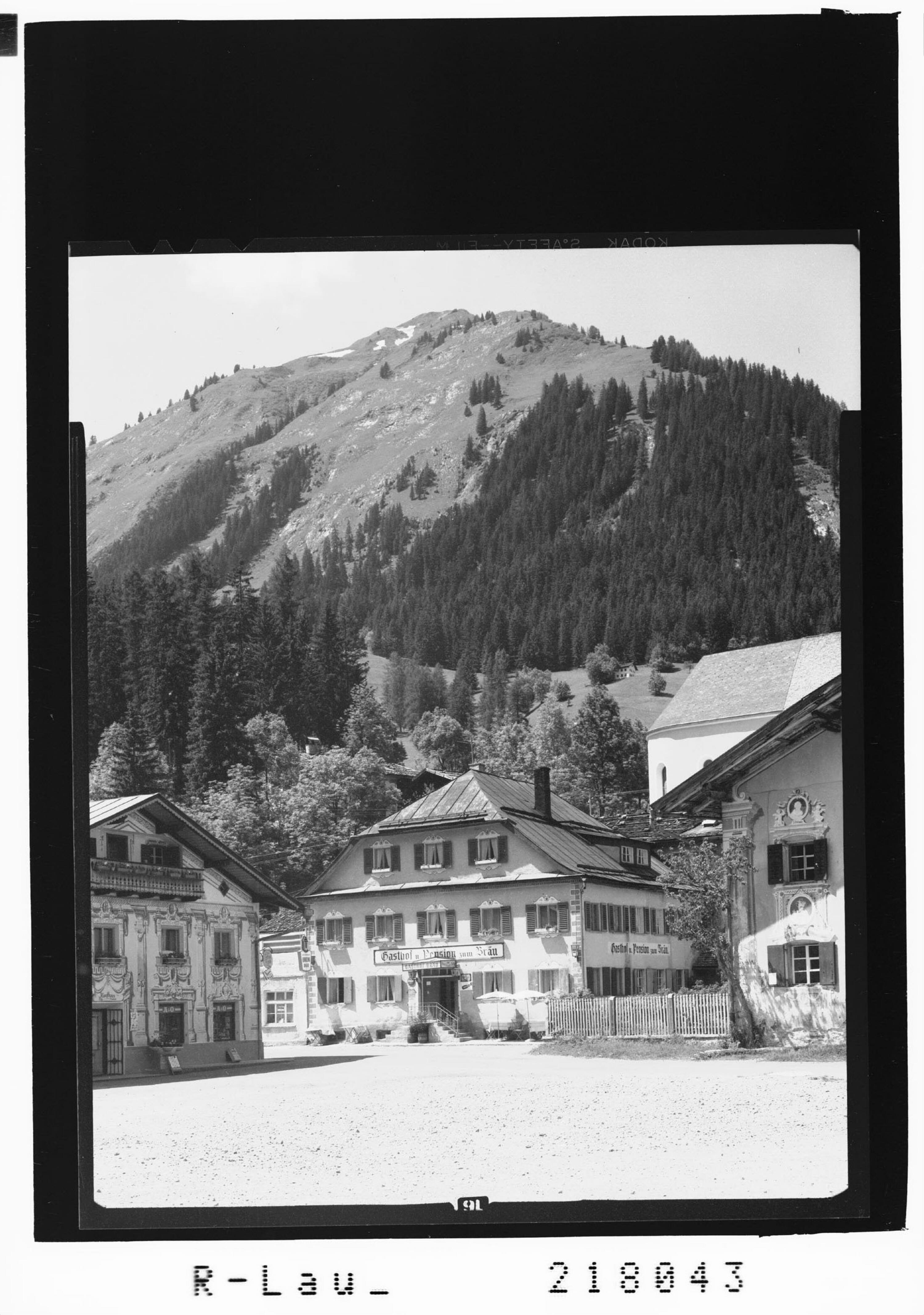 [Gasthof zum Bräu in Holzgau im Lechtal gegen Vordere und Hintere Mutte / Tirol]></div>


    <hr>
    <div class=