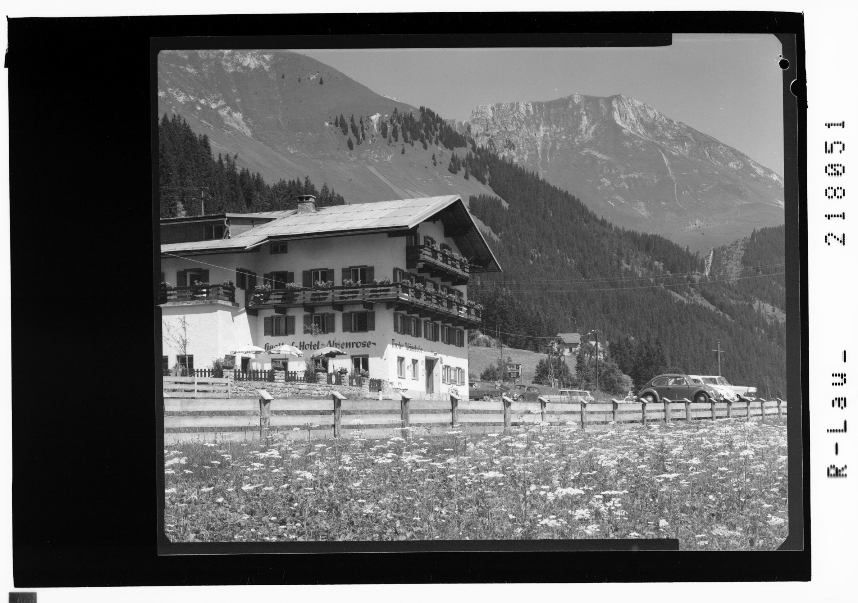 [Gasthof Alpenrose in Elbigenalp im Lechtal gegen Pfeiler Tirol]></div>


    <hr>
    <div class=