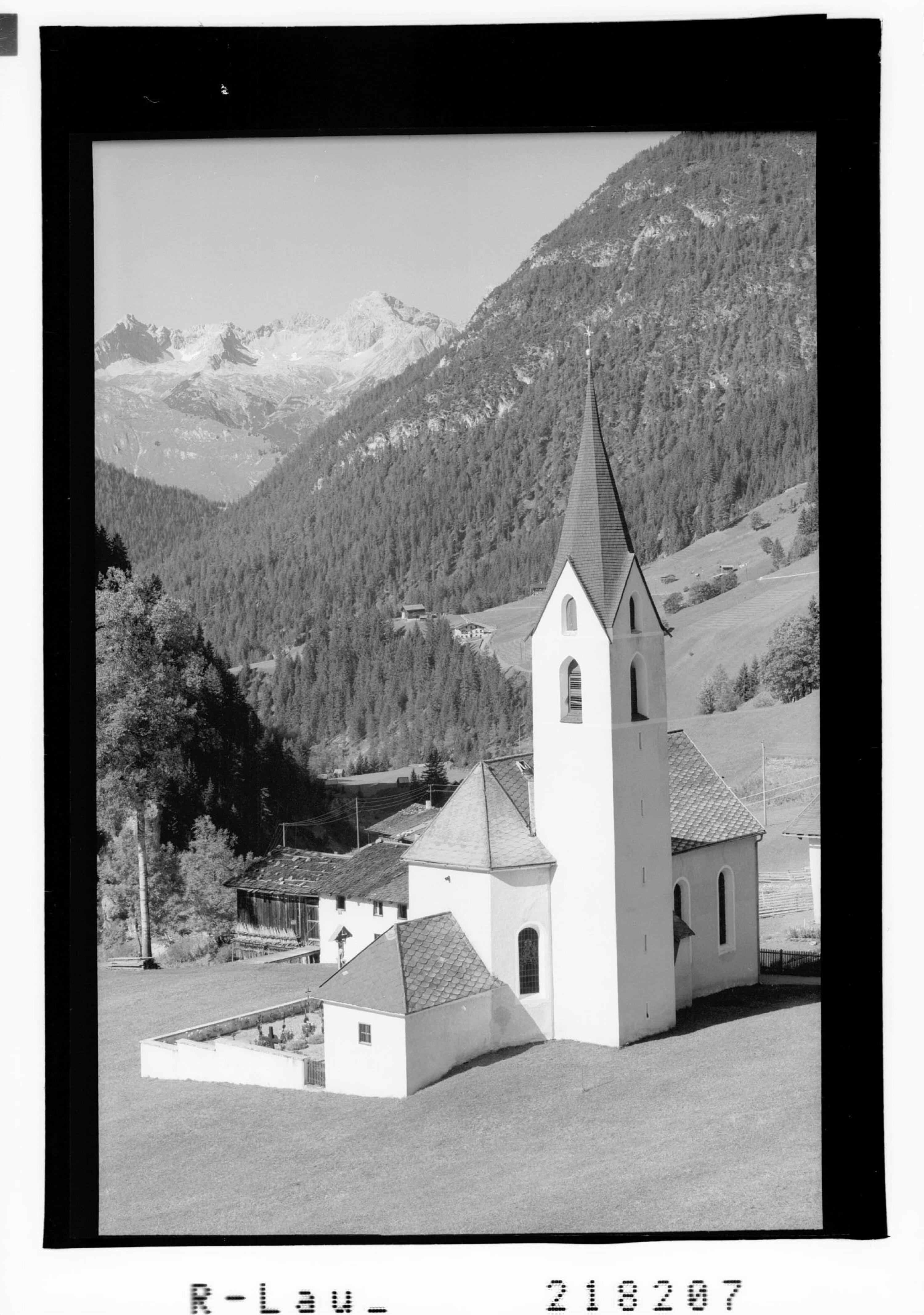 [Pfarrkirche in Gramais im Ausserfern gegen Hornbachkette Tirol]></div>


    <hr>
    <div class=