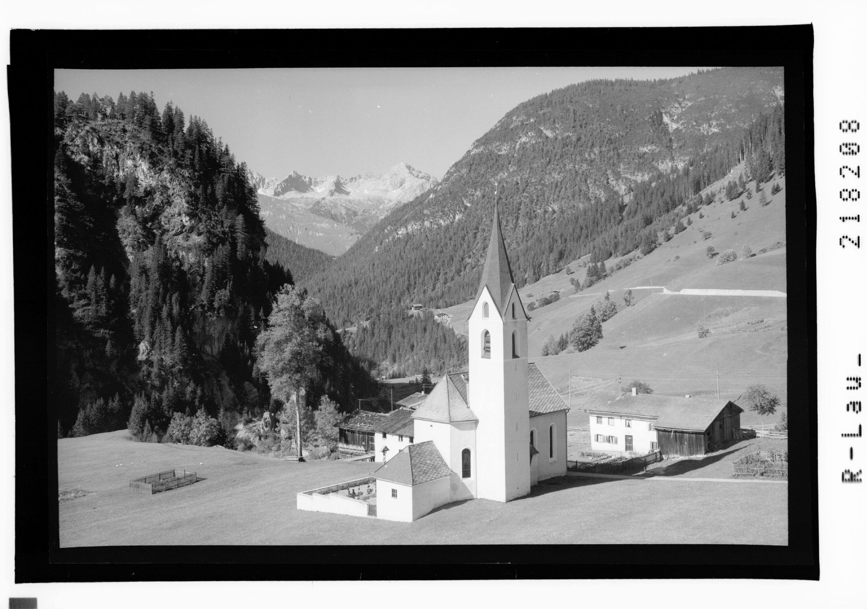 [Pfarrkirche in Gramais im Ausserfern gegen Hornbachkette Tirol]></div>


    <hr>
    <div class=