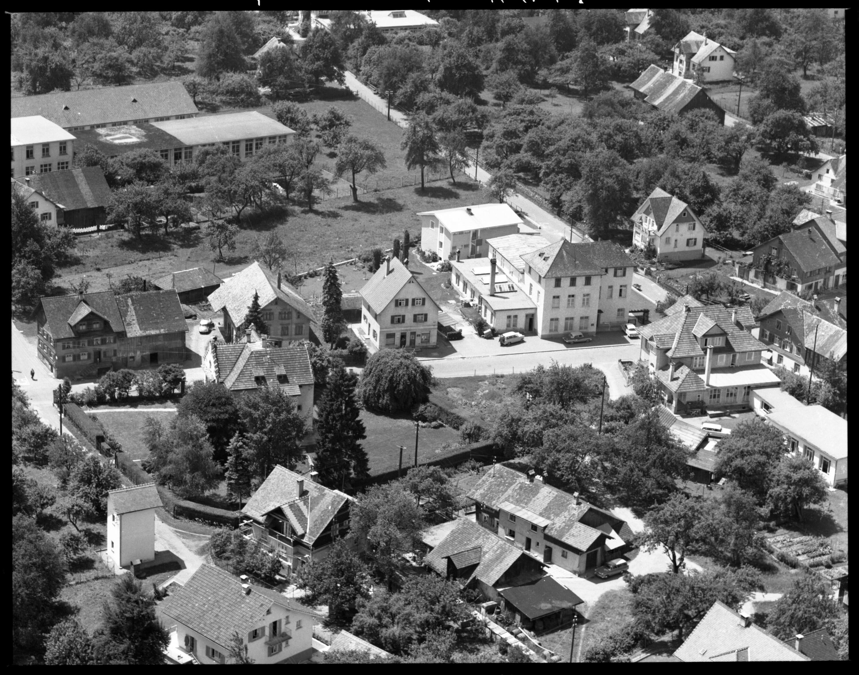 [Lustenau, Rheinstraße, Wichnerstraße, Lerchenfeldstraße, Firma Hofer, Bösch&Co (hinten), weitere Firmen unbekannt]></div>


    <hr>
    <div class=