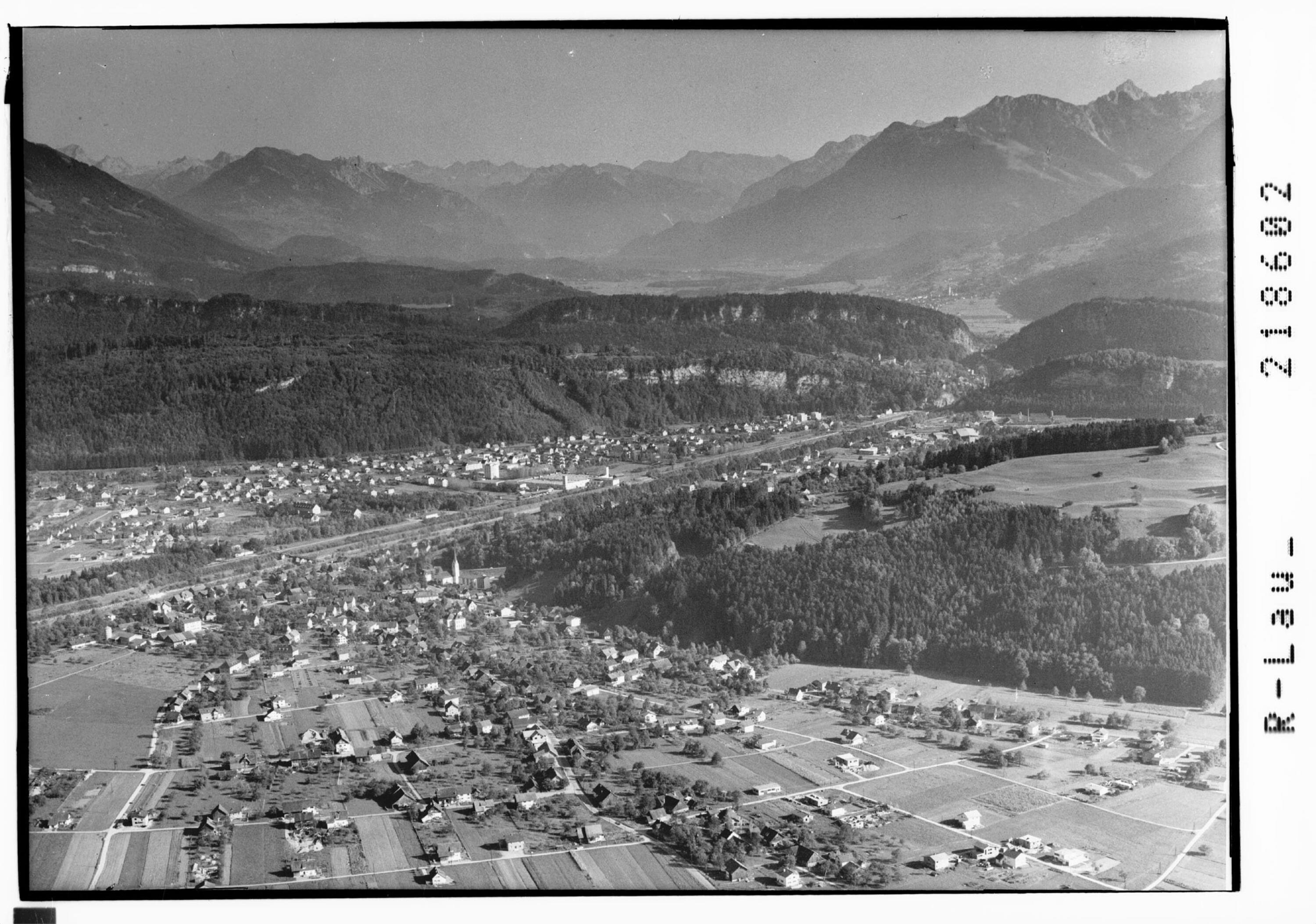 [Nofels und Gisingen bei Feldkirch mit Blick in den Walgau mit Lechtaler Alpen - Verwallgruppe und Rhätikon]></div>


    <hr>
    <div class=