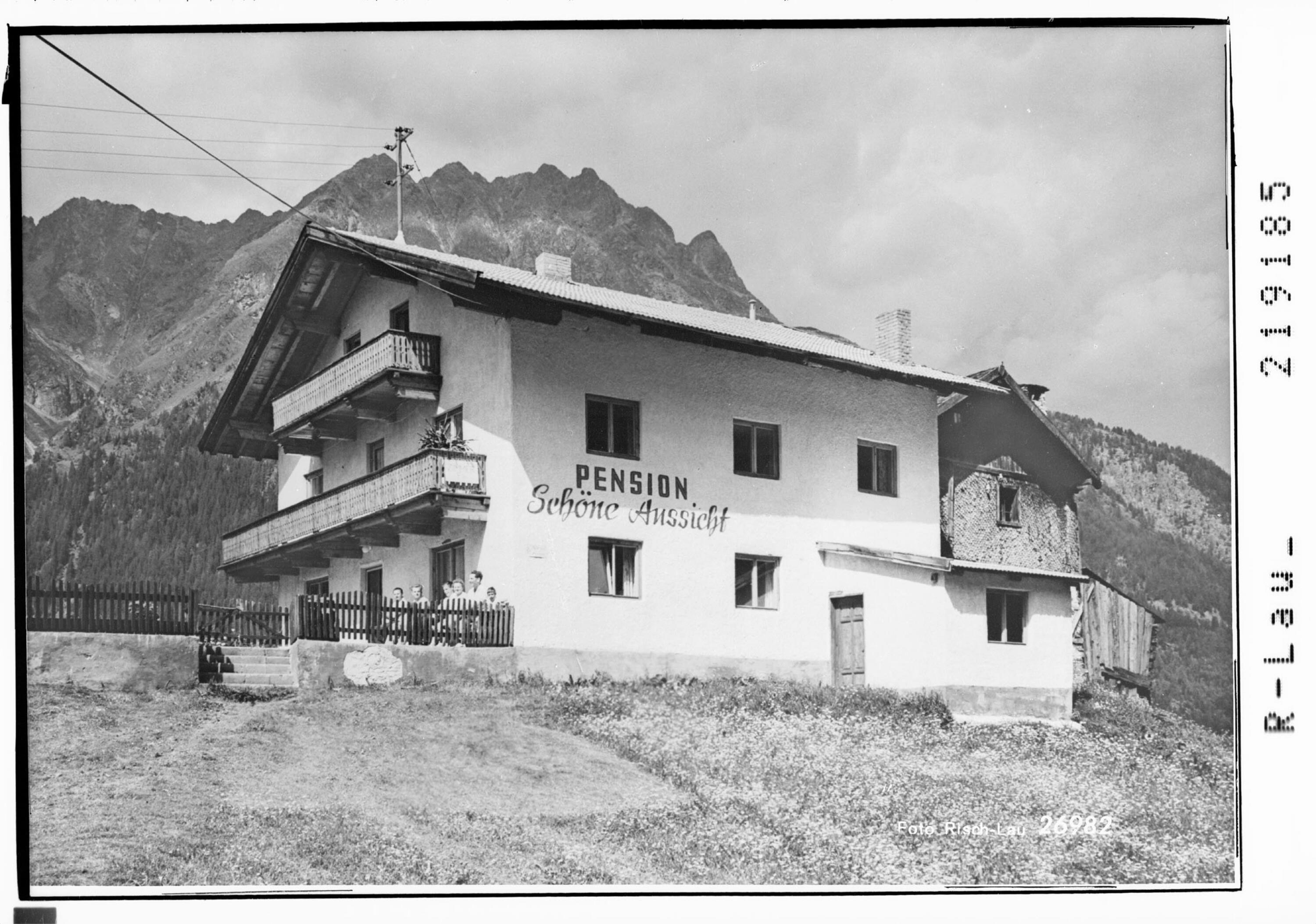 [Pension Schöne Aussicht in Burgstein ob Längenfeld im Ötztal gegen Fünffingerspitzen / Tirol]></div>


    <hr>
    <div class=
