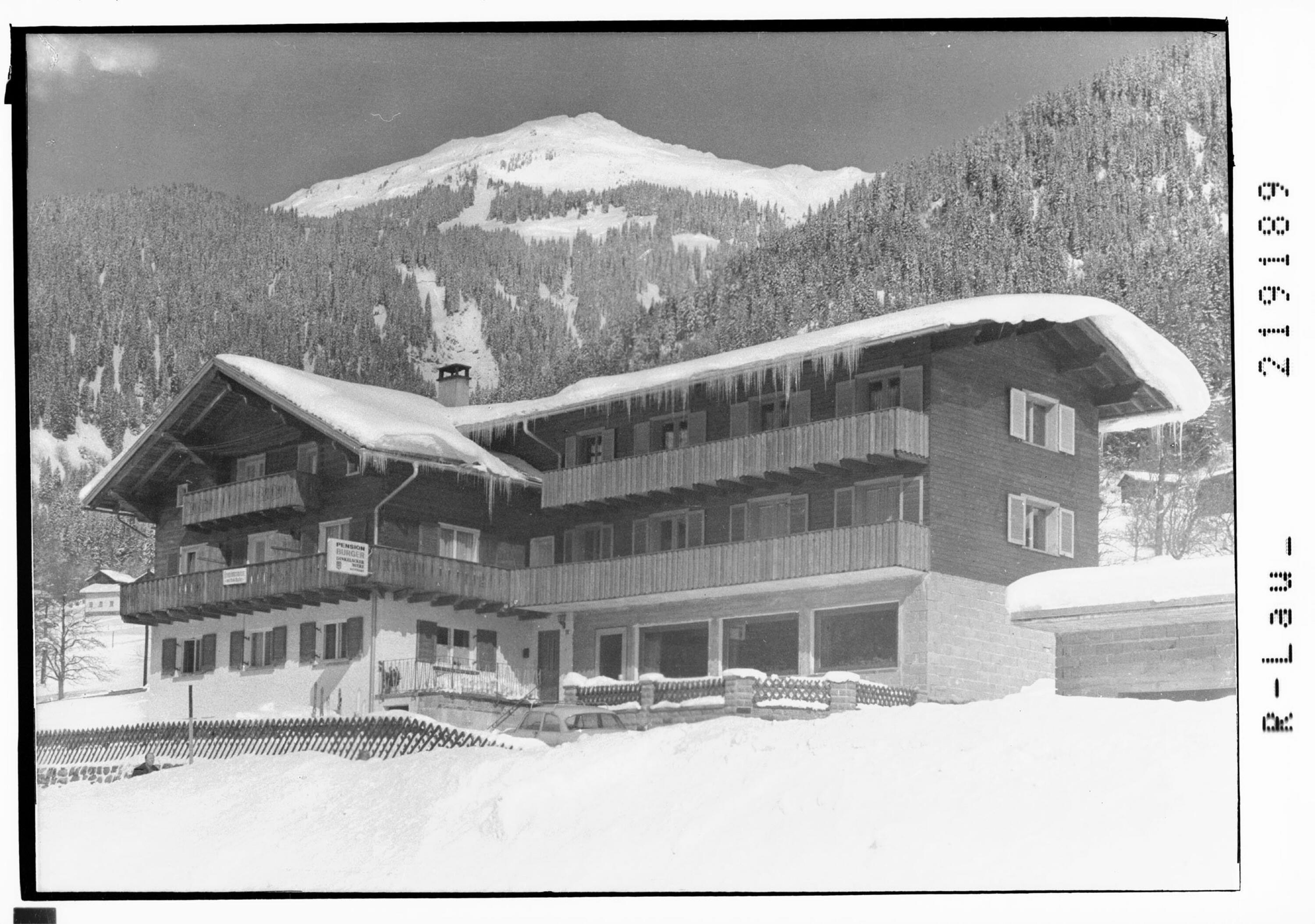 [Pension Burger in St.Gallenkirch im Montafon gegen Zamangspitze]></div>


    <hr>
    <div class=