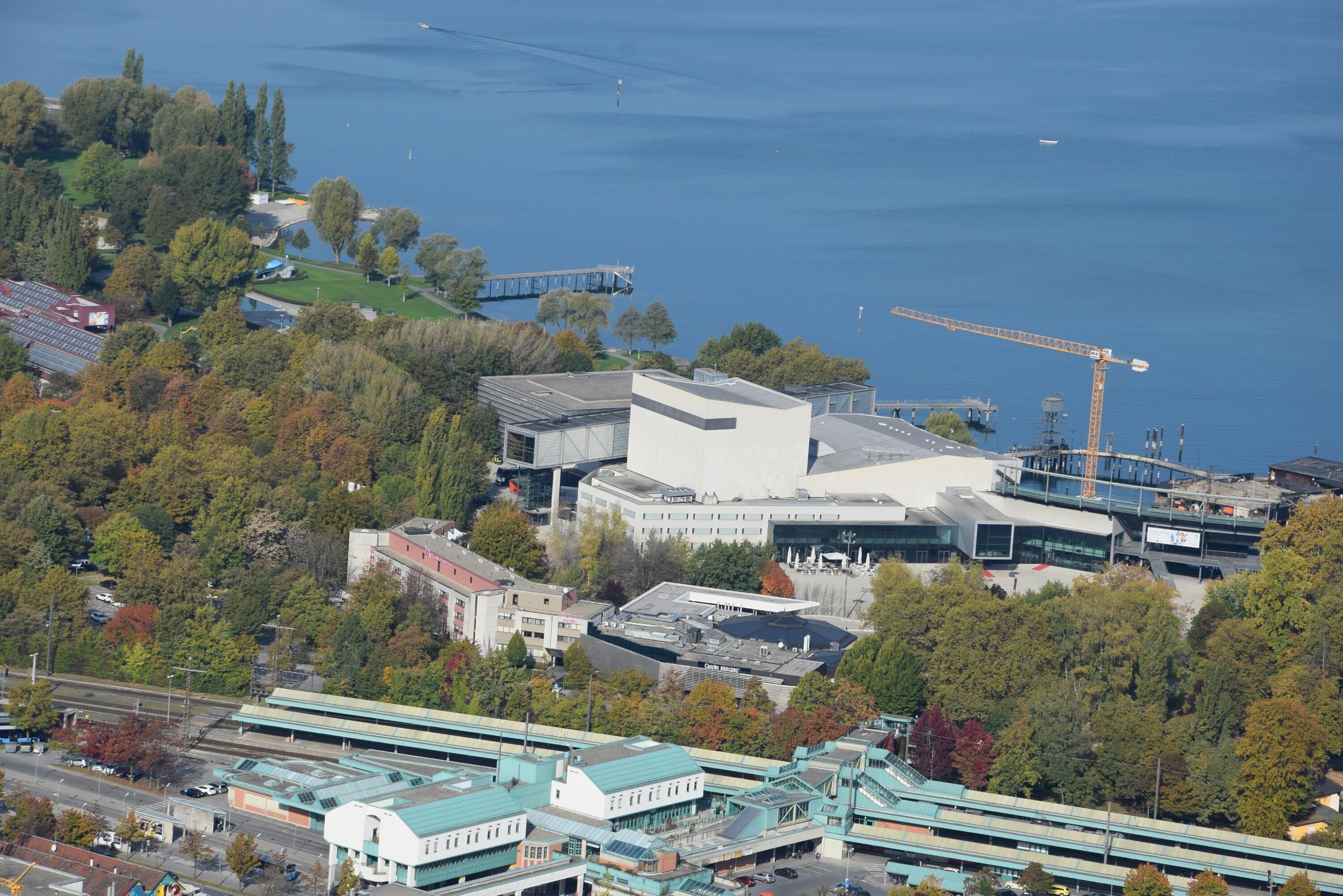 [Bregenz - Bahnhof, Festspielhaus]></div>


    <hr>
    <div class=