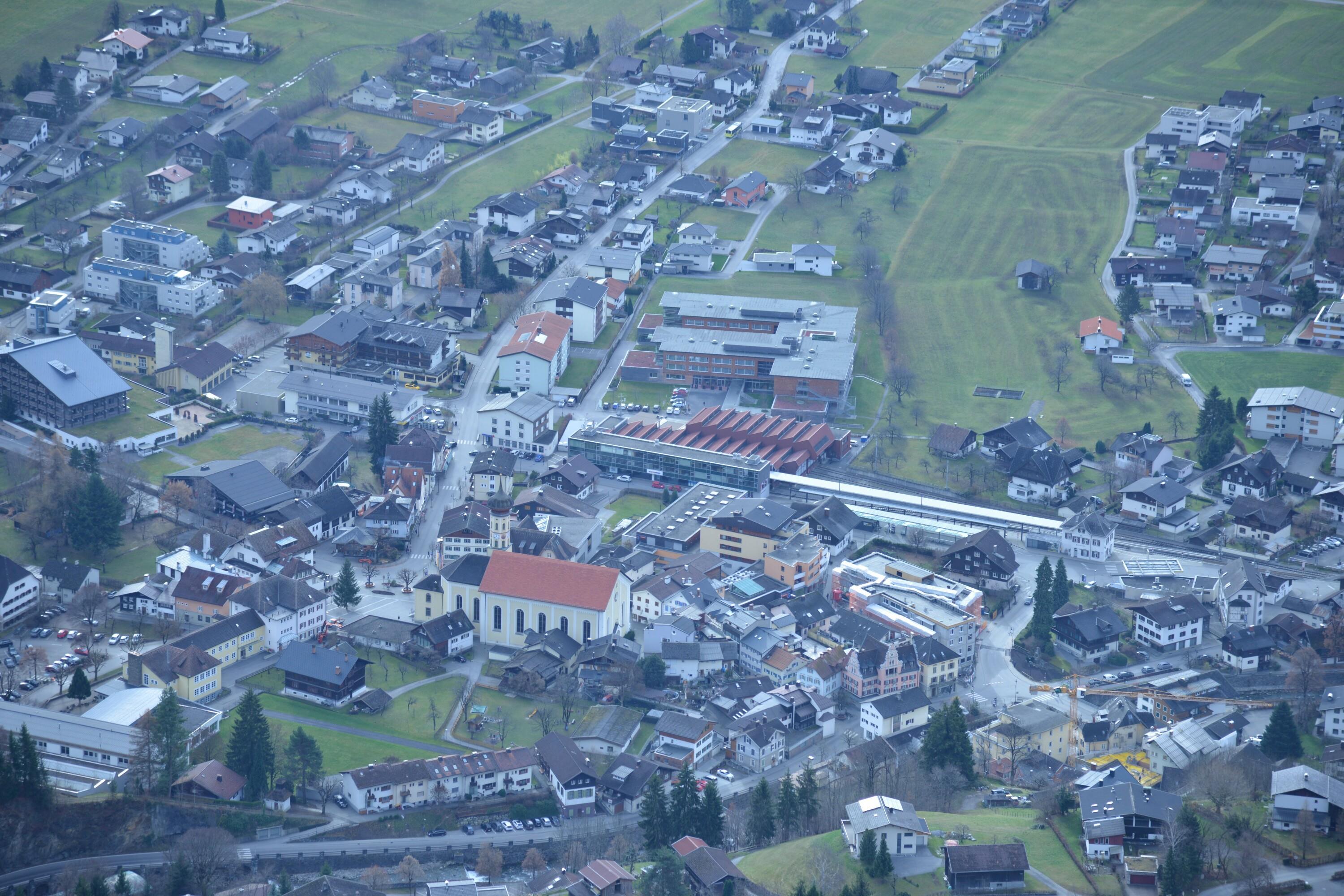 [Schruns - Zentrum, Bahnhof, Rehaklinik, Kirche Hl. Jodok]></div>


    <hr>
    <div class=