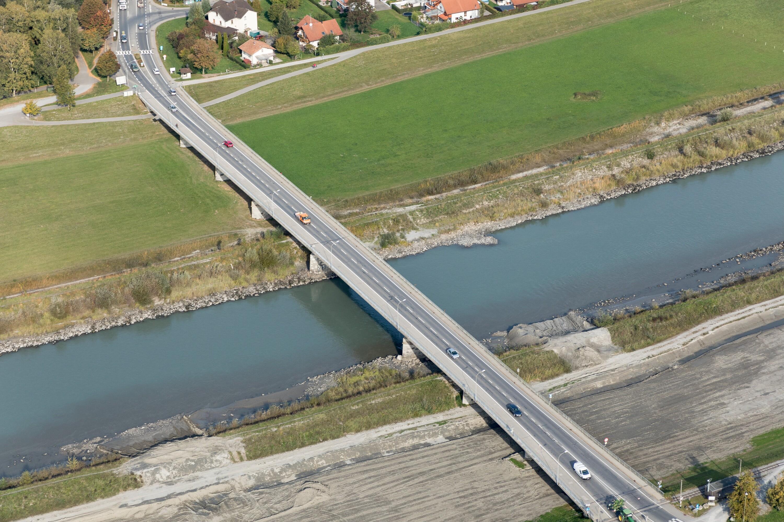 [Höchst - Rheinbrücke nach Lustenau]></div>


    <hr>
    <div class=