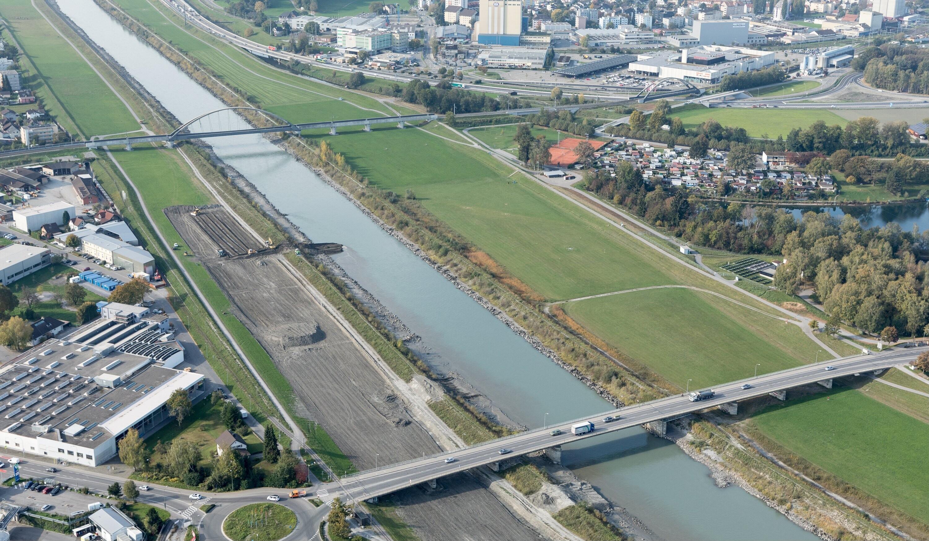 [Höchst - Rheinbrücke nach Lusternau, Eisenbahnbrücke]></div>


    <hr>
    <div class=
