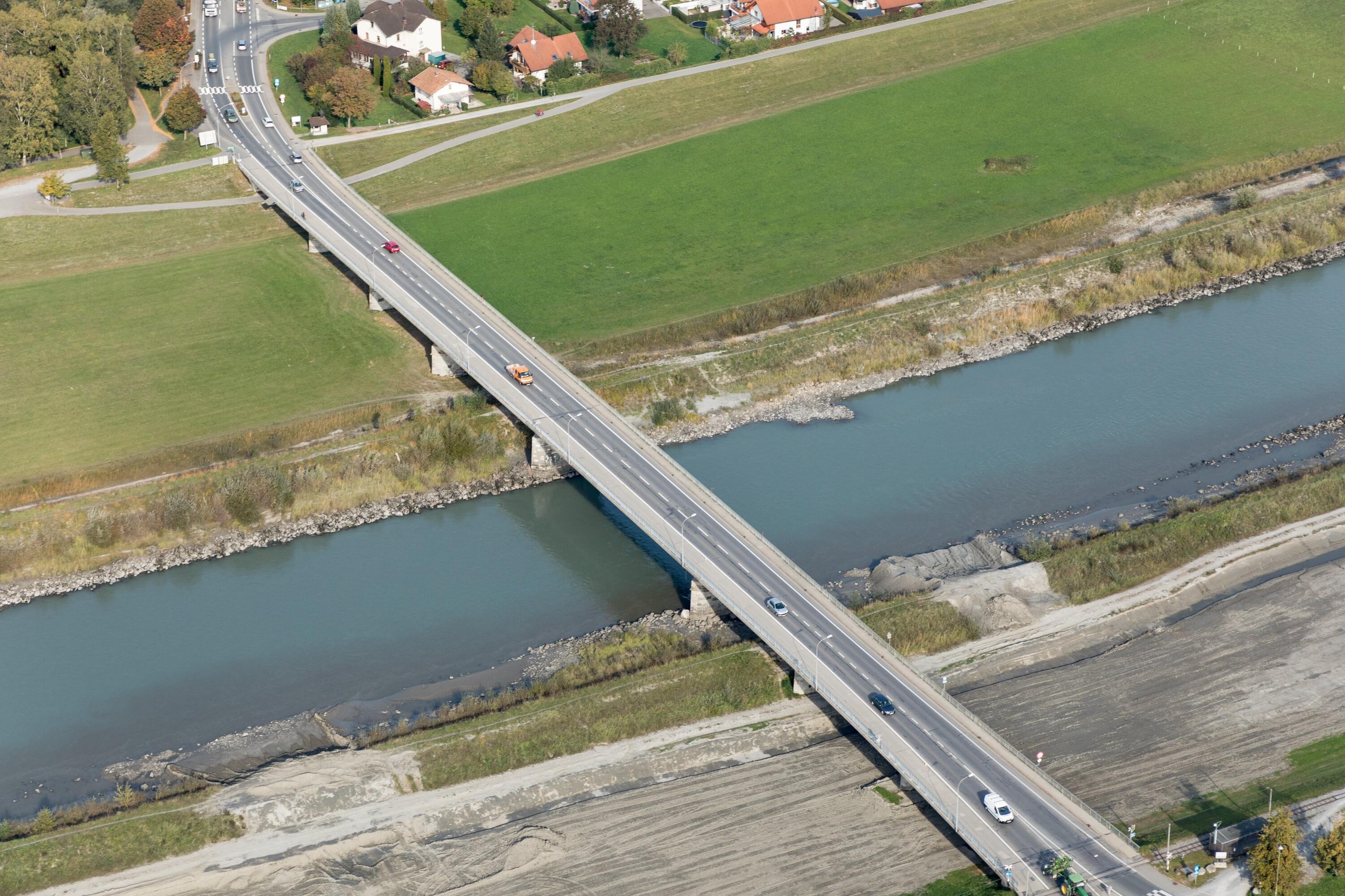 [Lustenau - Rhein, Rheinbrücke nach Höchst]></div>


    <hr>
    <div class=