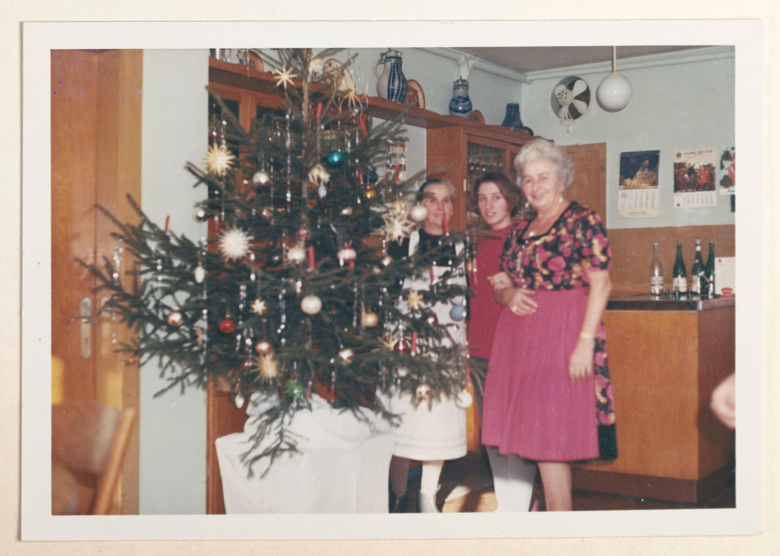 [Weihnachten 1967, Lore Bertolini]></div>


    <hr>
    <div class=