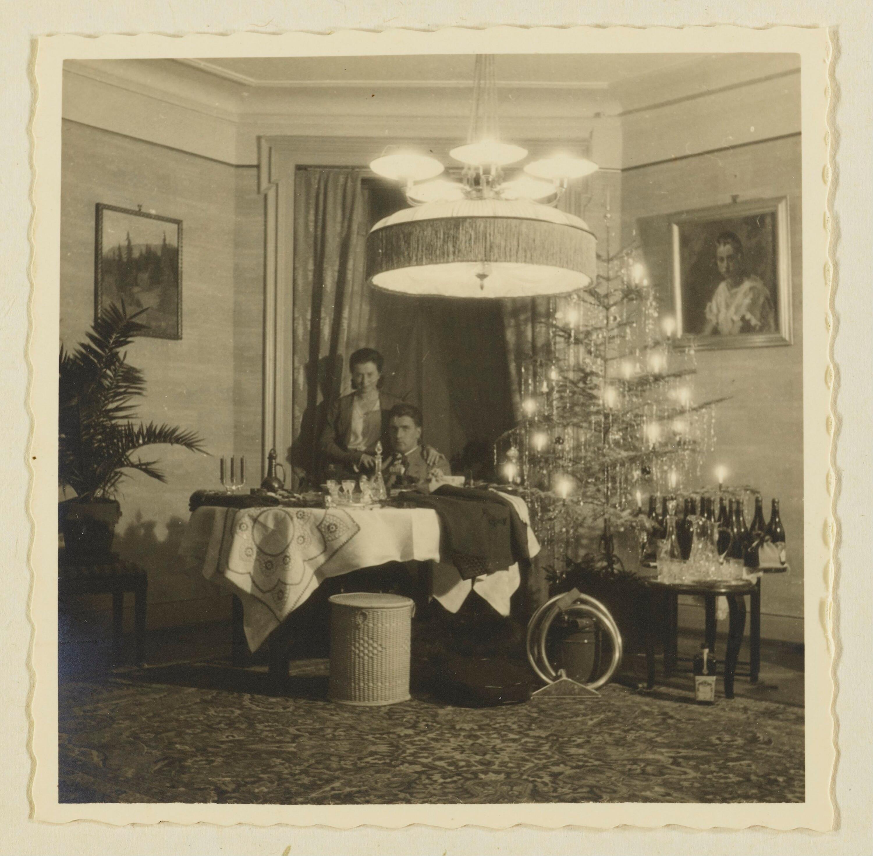 [Weihnachten 1930, Familie Bertolini]></div>


    <hr>
    <div class=