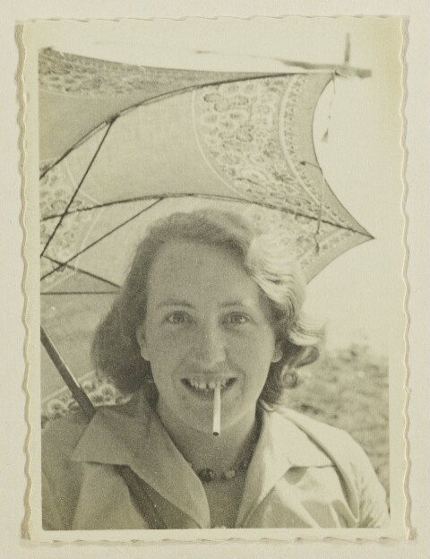 Frau mit Zigarette / Fotograf: Norbert Bertolini von Bertolini, Norbert