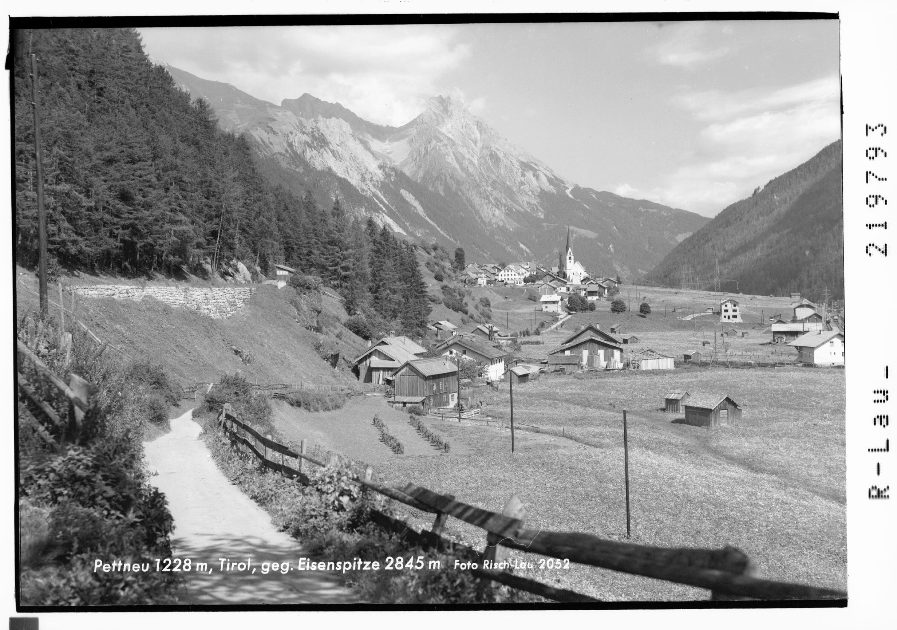 Pettneu 1228 m, Tirol gegen Eisenspitze 2845 m></div>


    <hr>
    <div class=