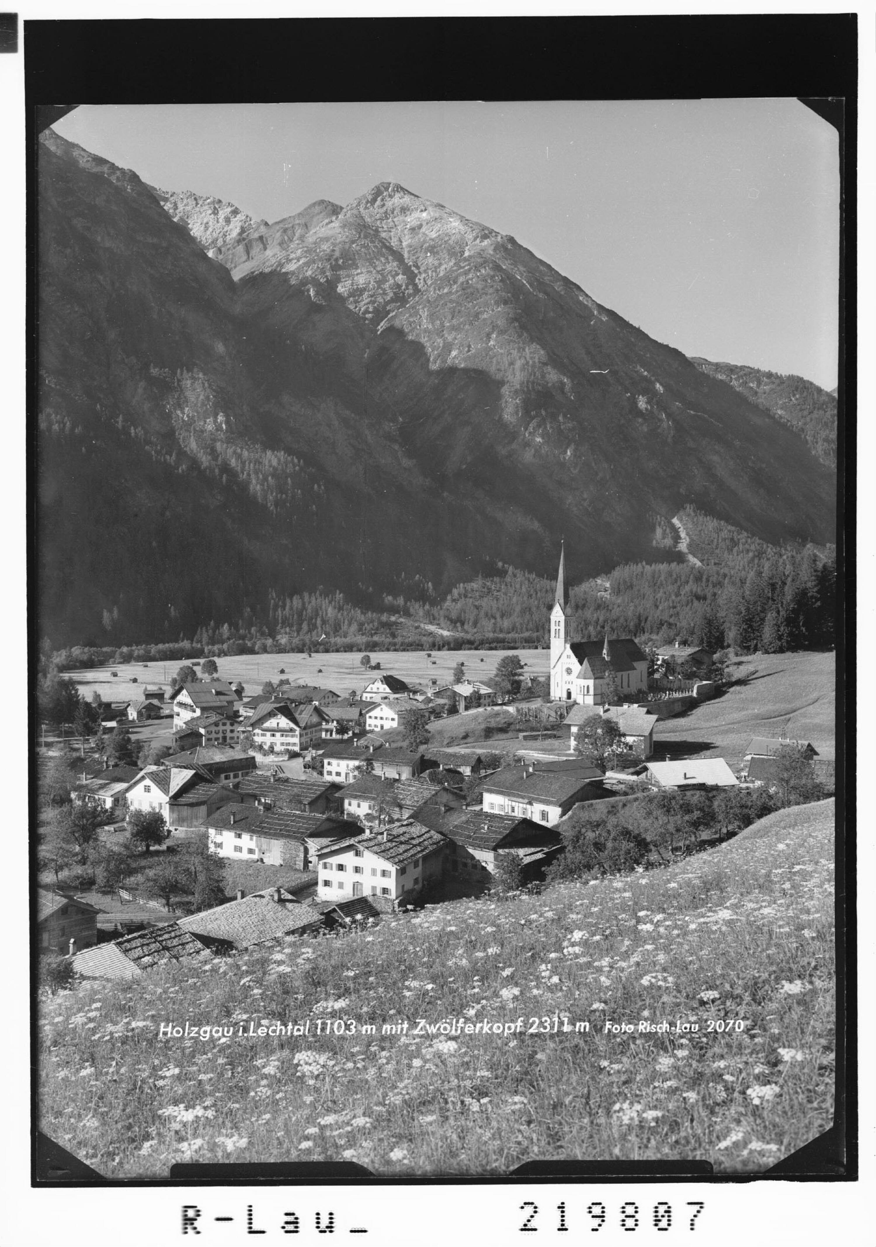 Holzgau im Lechtal 1103 m mit Zwölferkopf 2311 m></div>


    <hr>
    <div class=