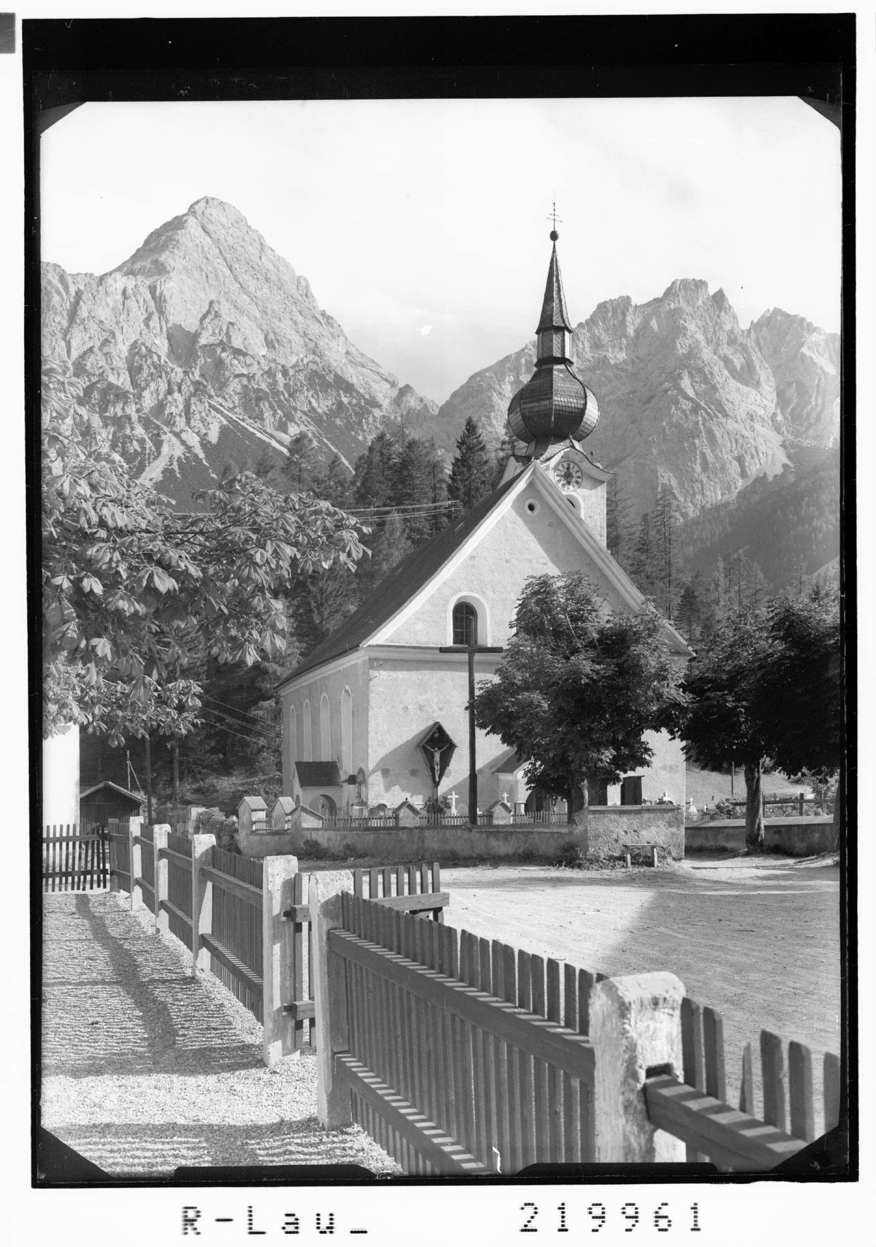 [Pfarrkirche in Biberwier im Ausserfern gegen Sonnenspitze und Wampeter Schrofen]></div>


    <hr>
    <div class=