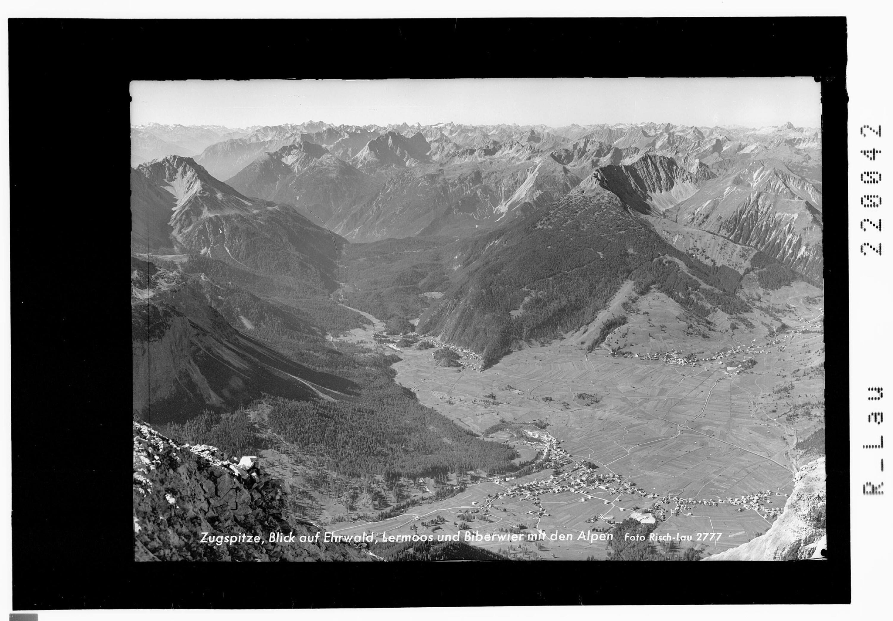 Zugspitze / Blick auf Ehrwald / Lermoos und Biberwier mit den Lechtaler Alpen></div>


    <hr>
    <div class=