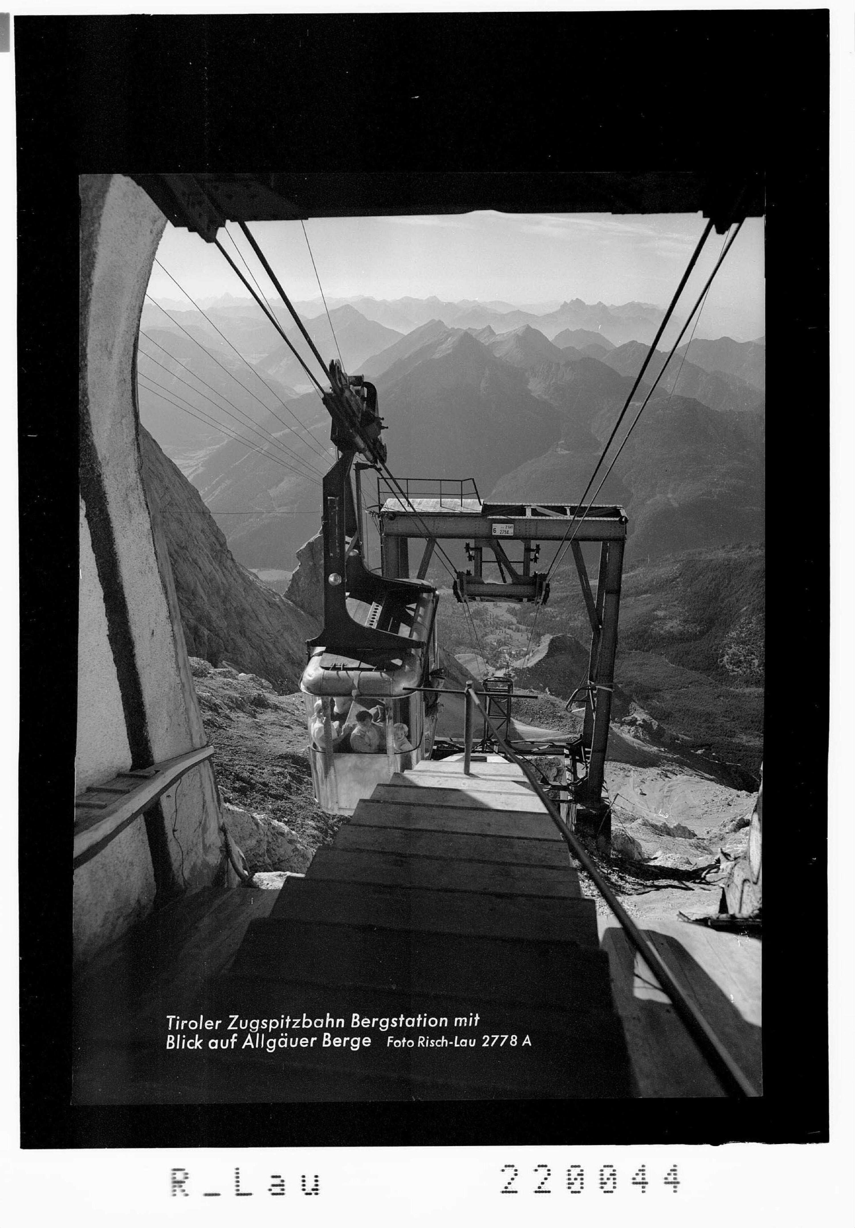 Tiroler Zugspitzbahn Bergstation mit Blick auf die Allgäuer Alpen></div>


    <hr>
    <div class=