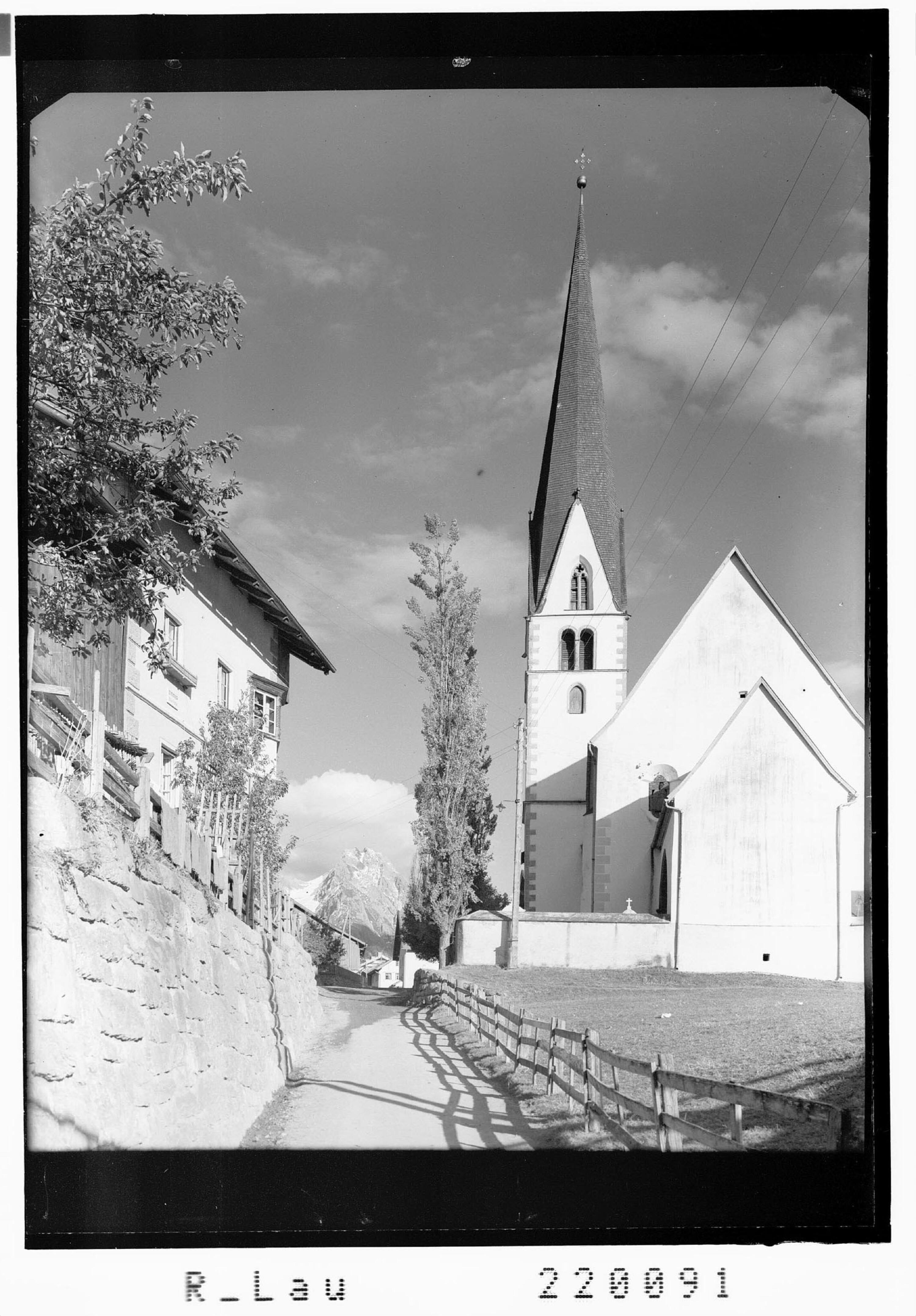 [Pfarrkirche in Pettneu im Stanzertal gegen Eisenspitze]></div>


    <hr>
    <div class=