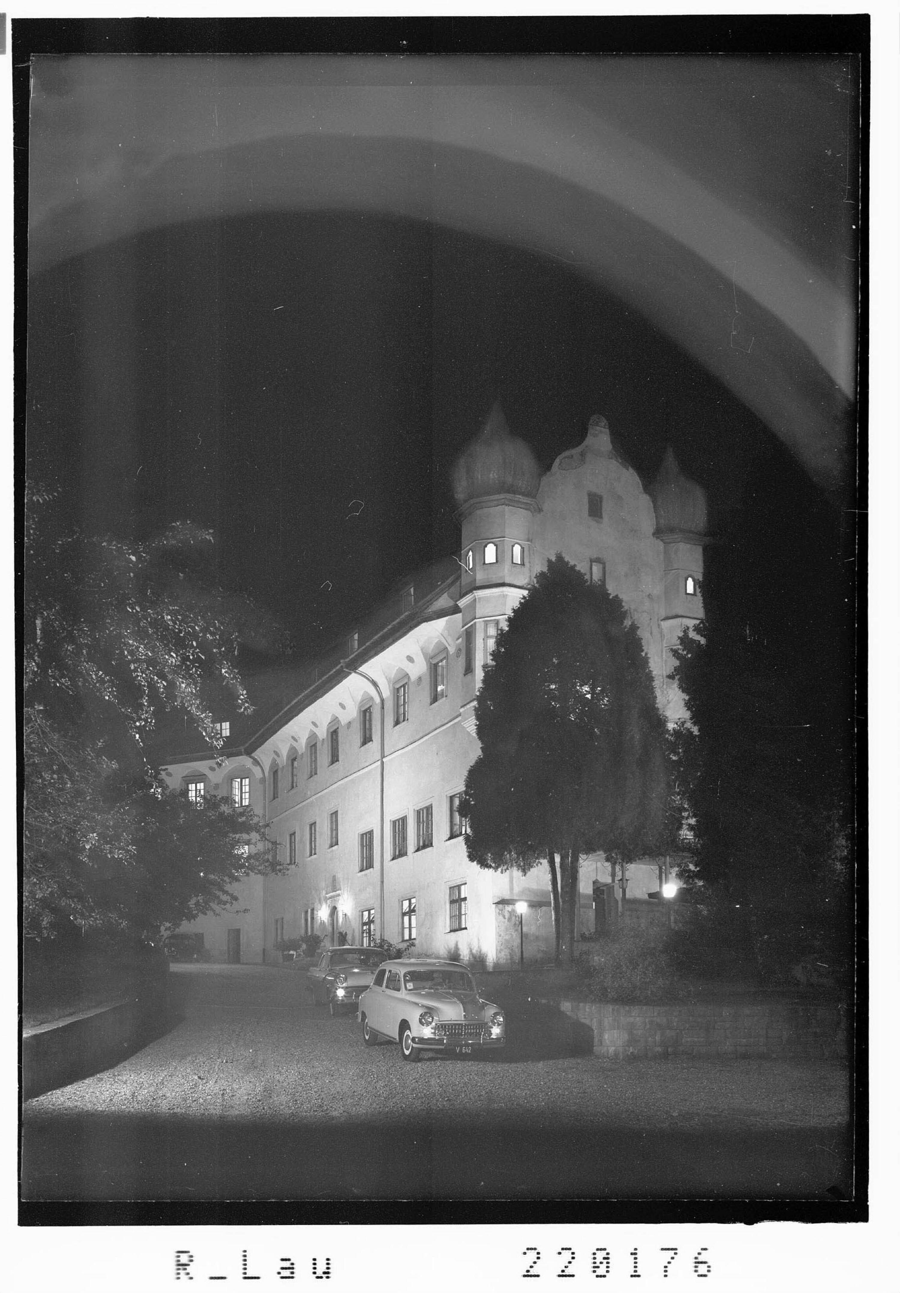 [Lochau / Hotel Schloss Hofen bei Nacht]></div>


    <hr>
    <div class=