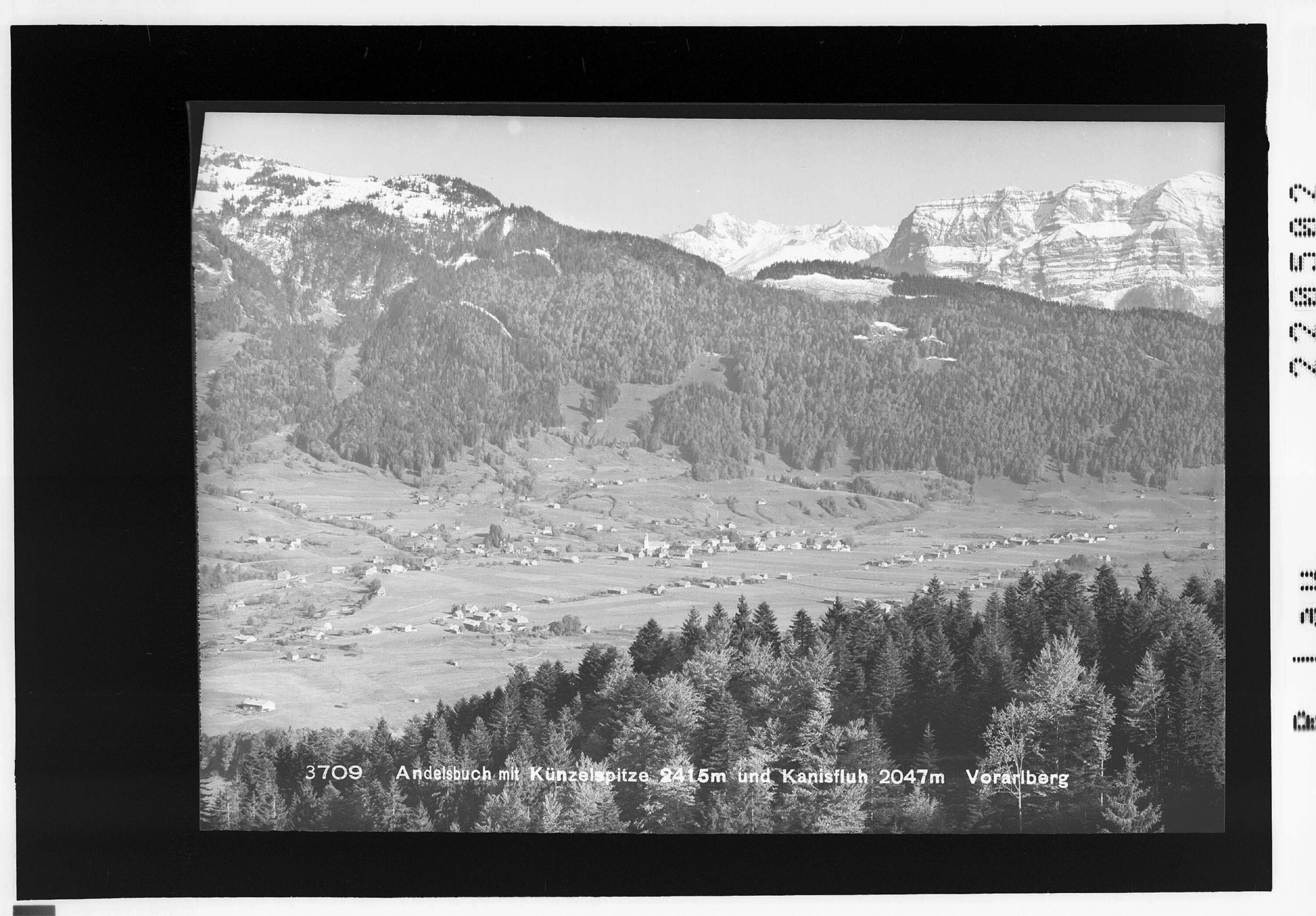 Andelsbuch mit Künzelspitze 2415 m und Kanisfluh 2047 m></div>


    <hr>
    <div class=