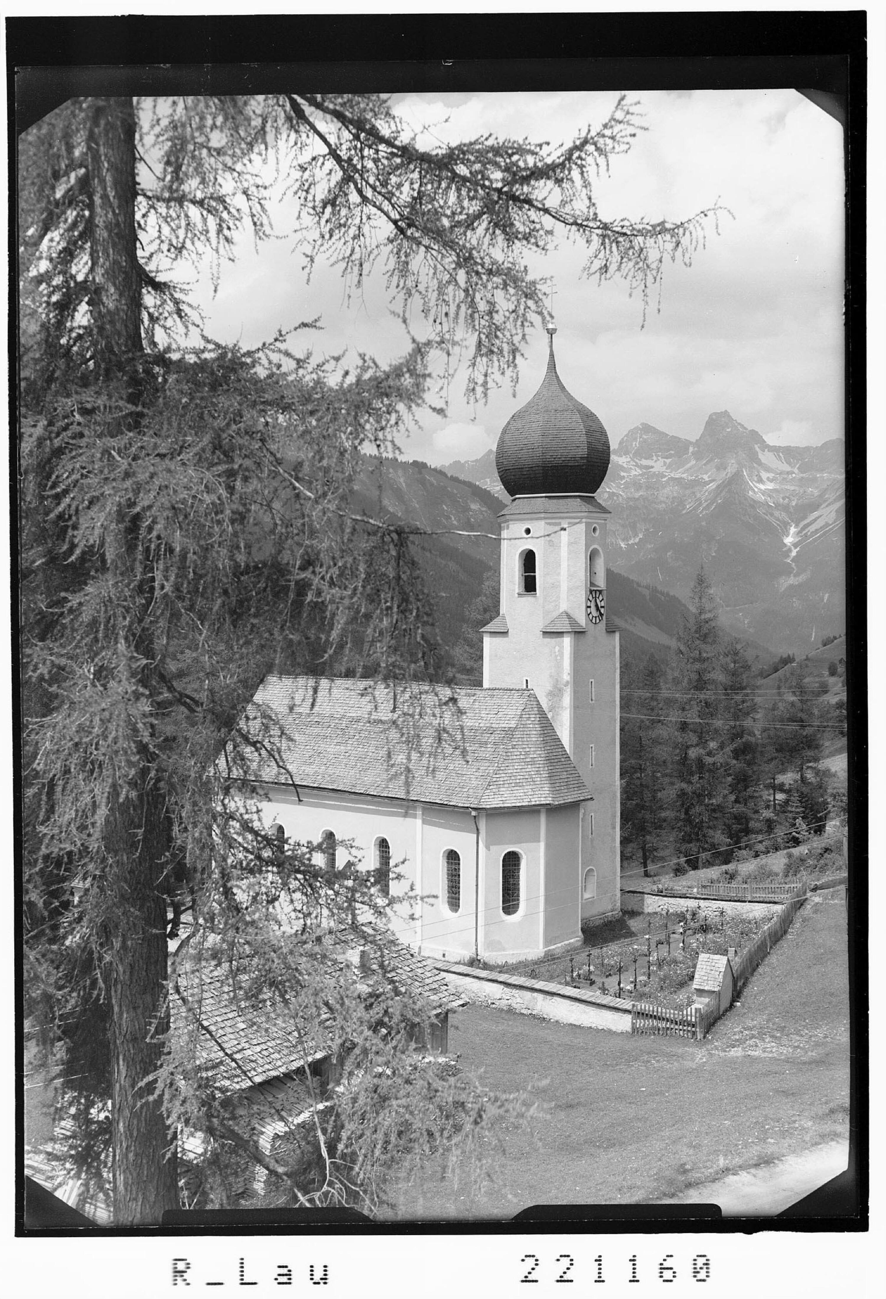 [Kirche in Bschlabs im Bschlabertal gegen Bretterspitze und Urbeleskarspitze]></div>


    <hr>
    <div class=