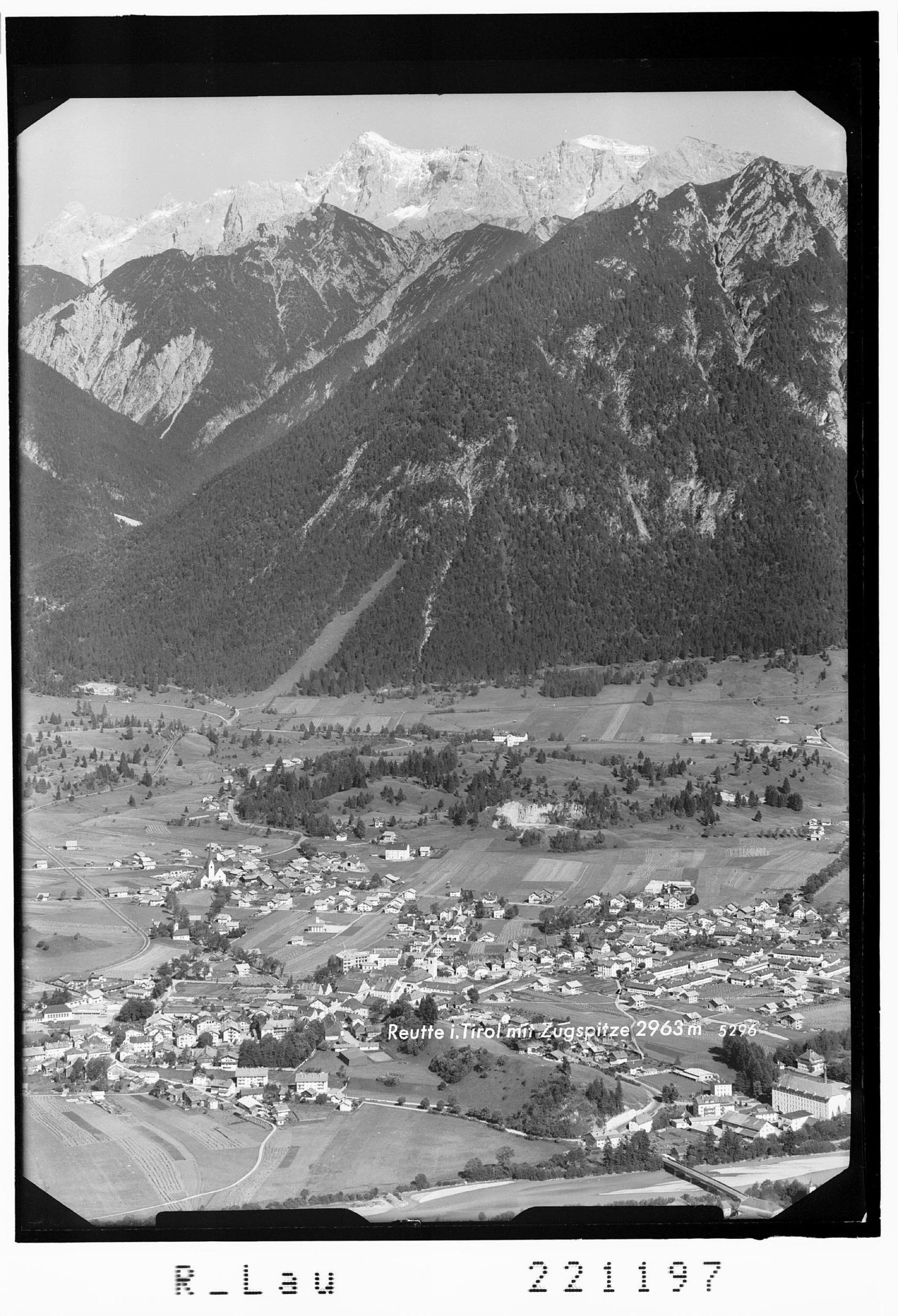 Reutte in Tirol gegen Zugspitze 2963 m></div>


    <hr>
    <div class=