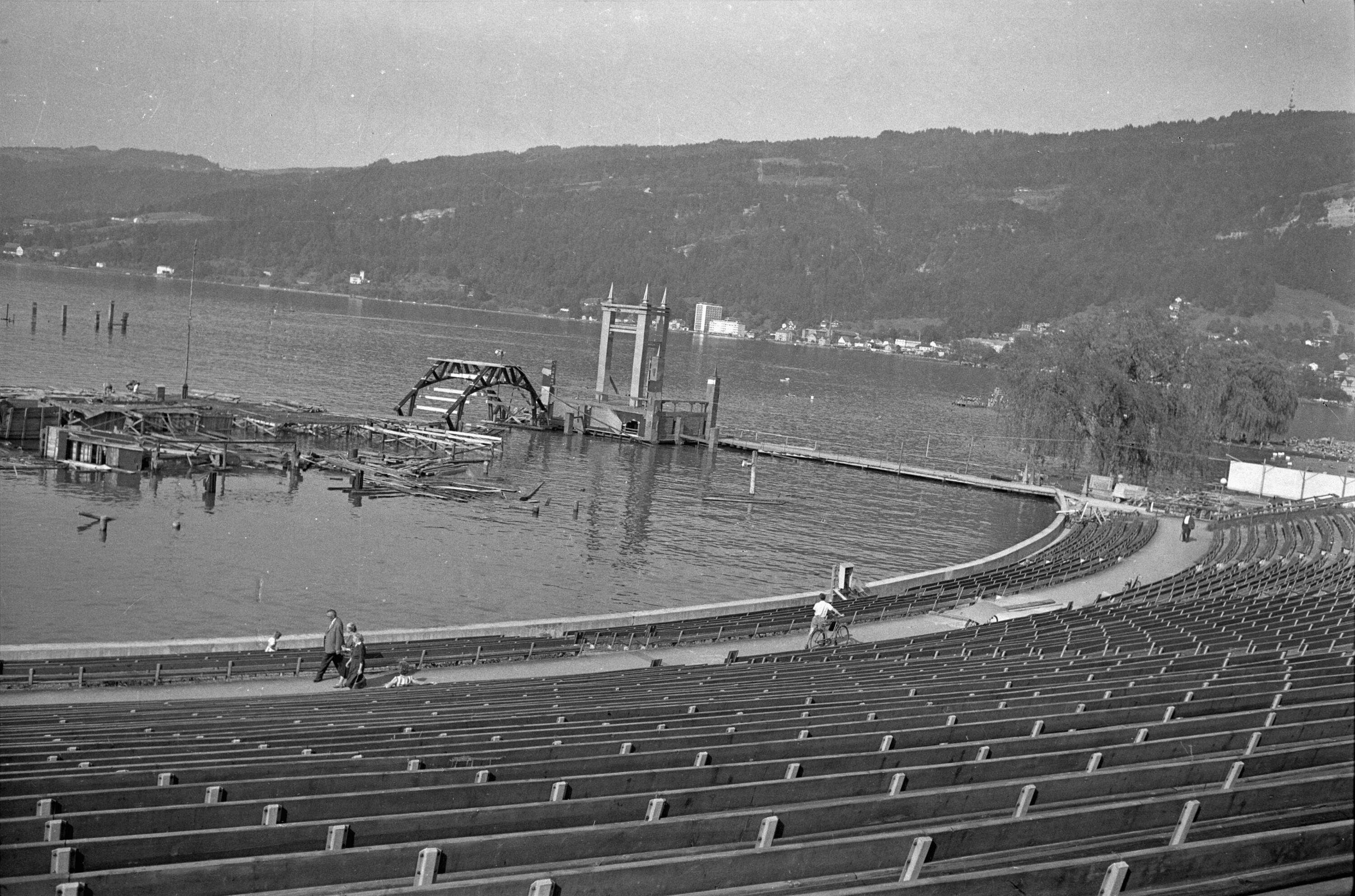 Hochwasser bei der Seebühne der Bregenzer Festspiele></div>


    <hr>
    <div class=