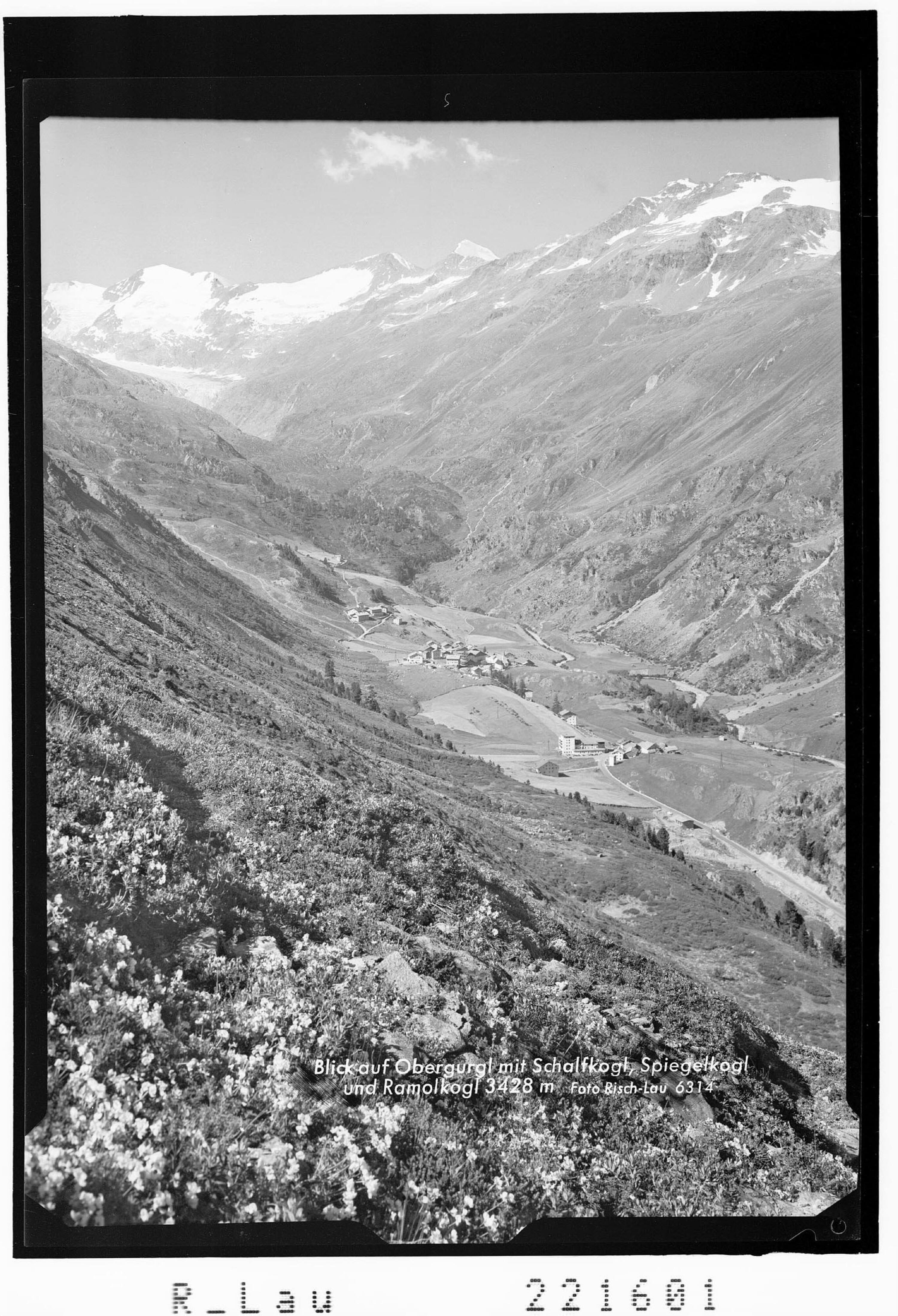 Blick auf Obergurgl mit Schalfkogl - Spiegelkogl und Ramolkogl 3428 m></div>


    <hr>
    <div class=