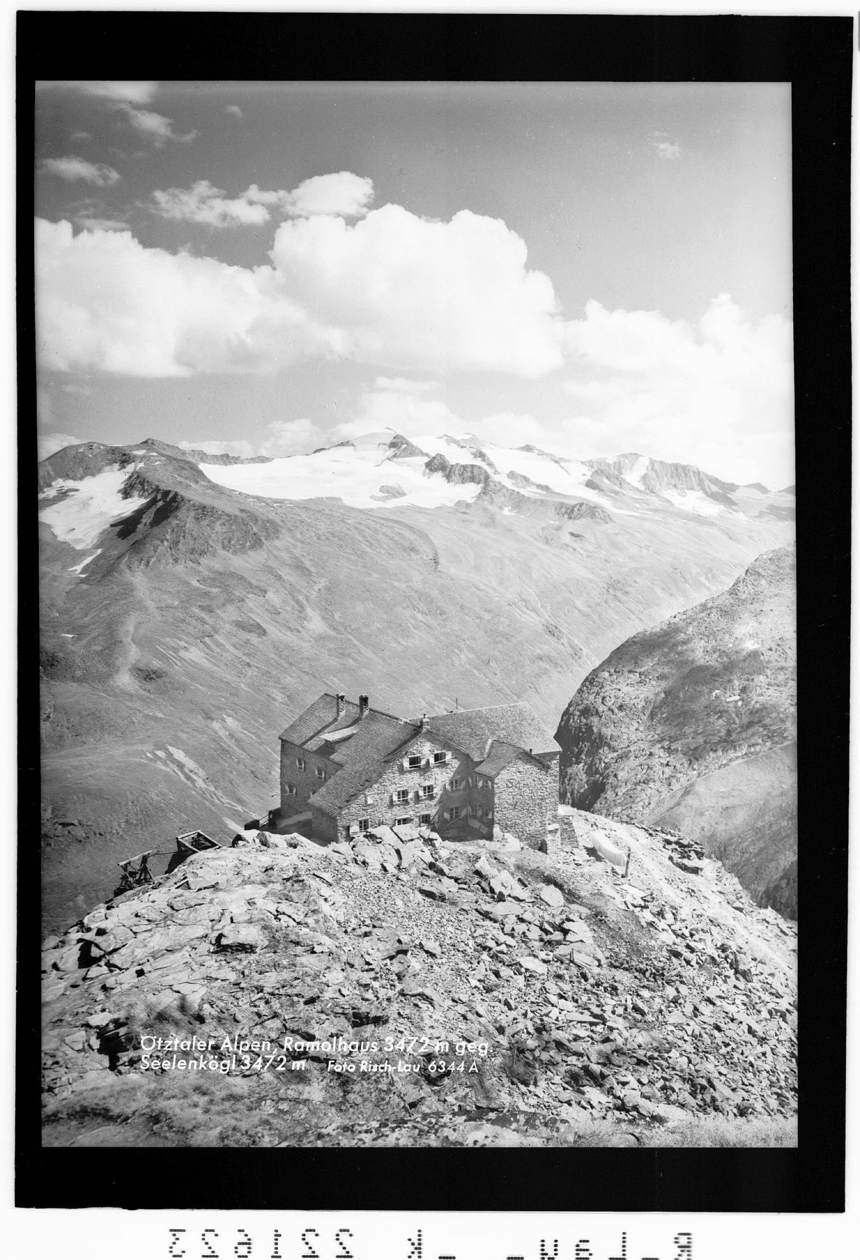 Ötztaler Alpen / Ramolhaus 3472 m gegen Seelenkögl 3472 m></div>


    <hr>
    <div class=