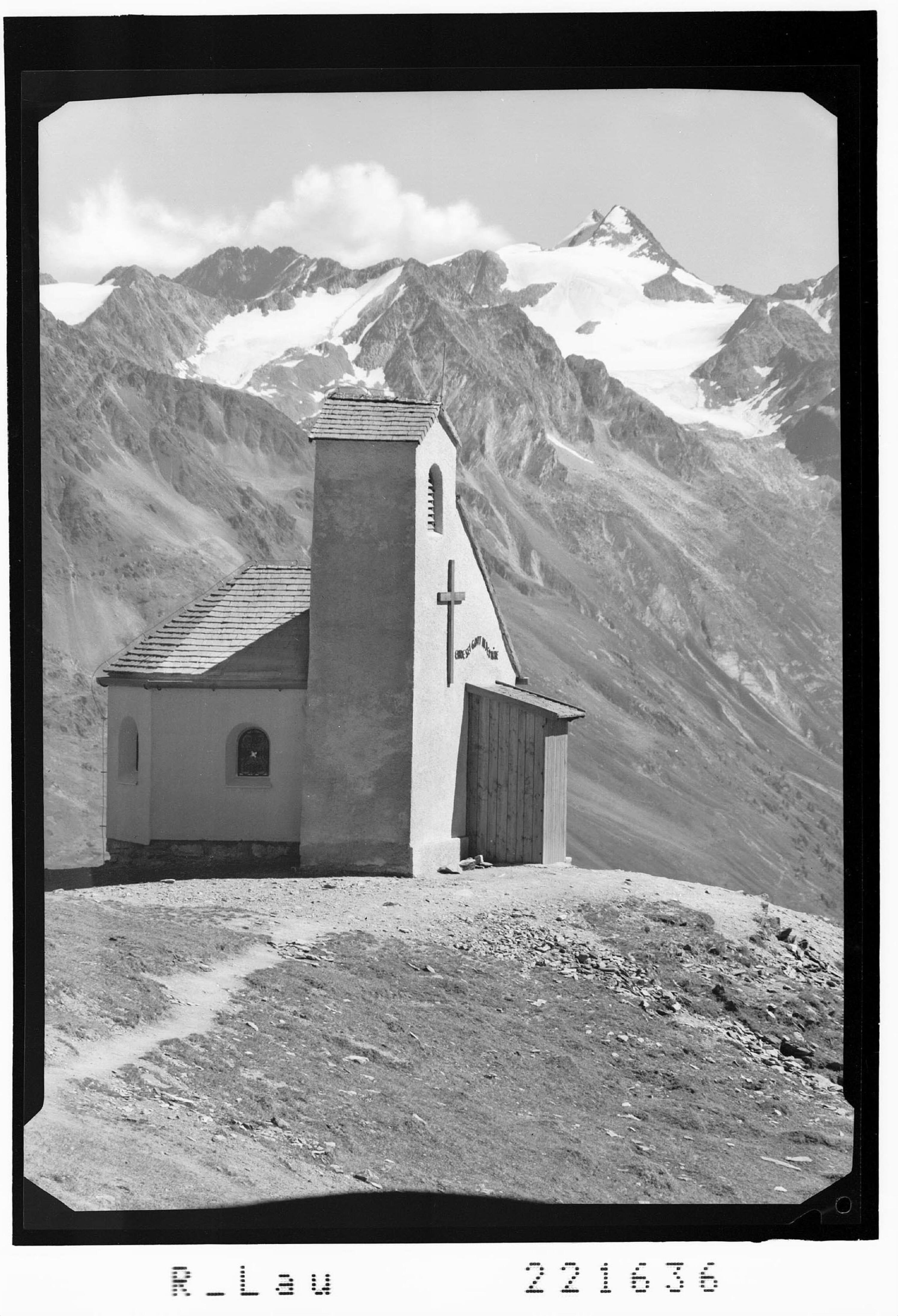 [Kapelle auf dem Rotkogeljoch ob Sölden im Ötztal mit Blick zum Zuckerhütl / Tirol]></div>


    <hr>
    <div class=
