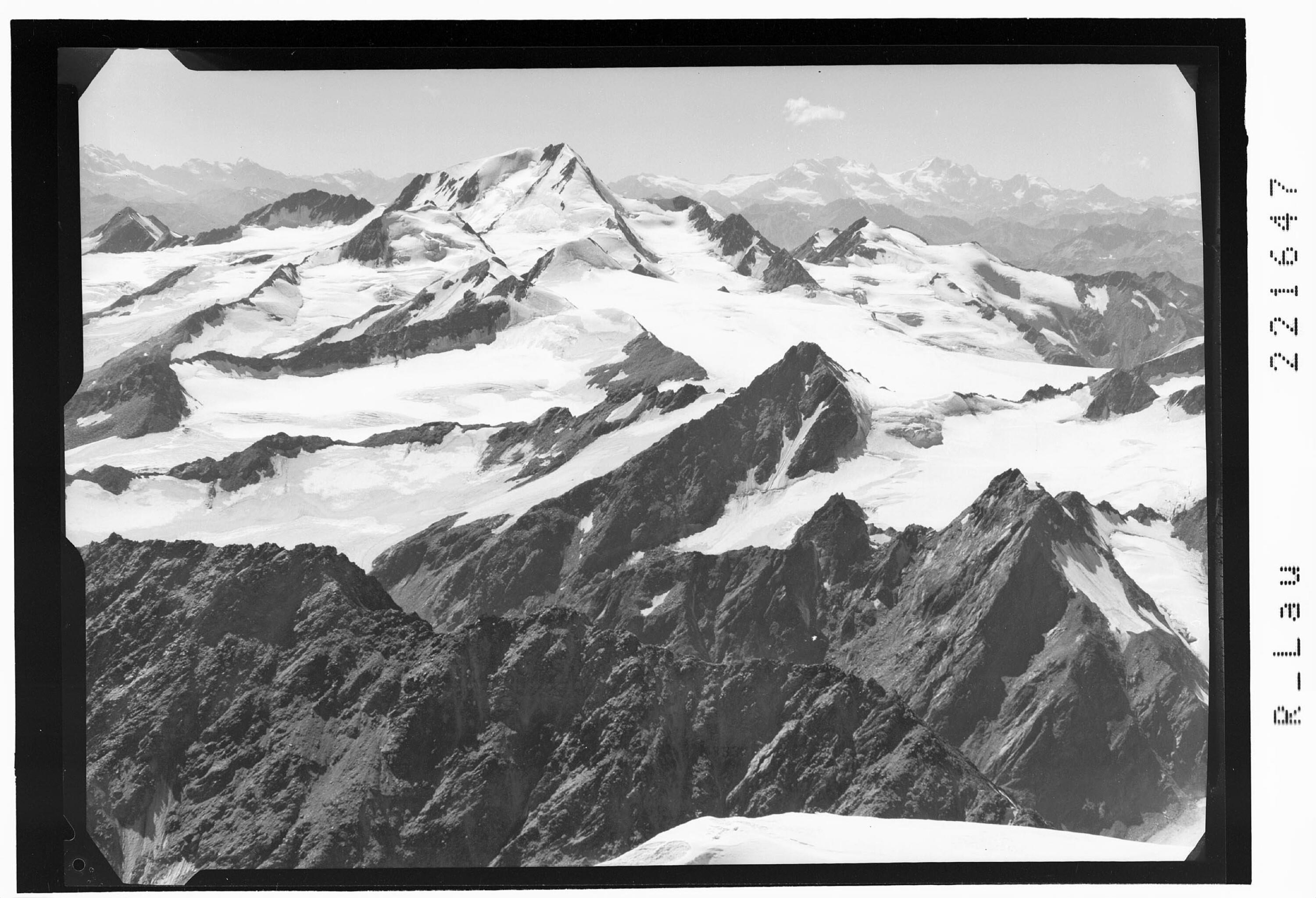 [Ötztaler Alpen / Blick von der Wildspitze zur Weisskugel]></div>


    <hr>
    <div class=