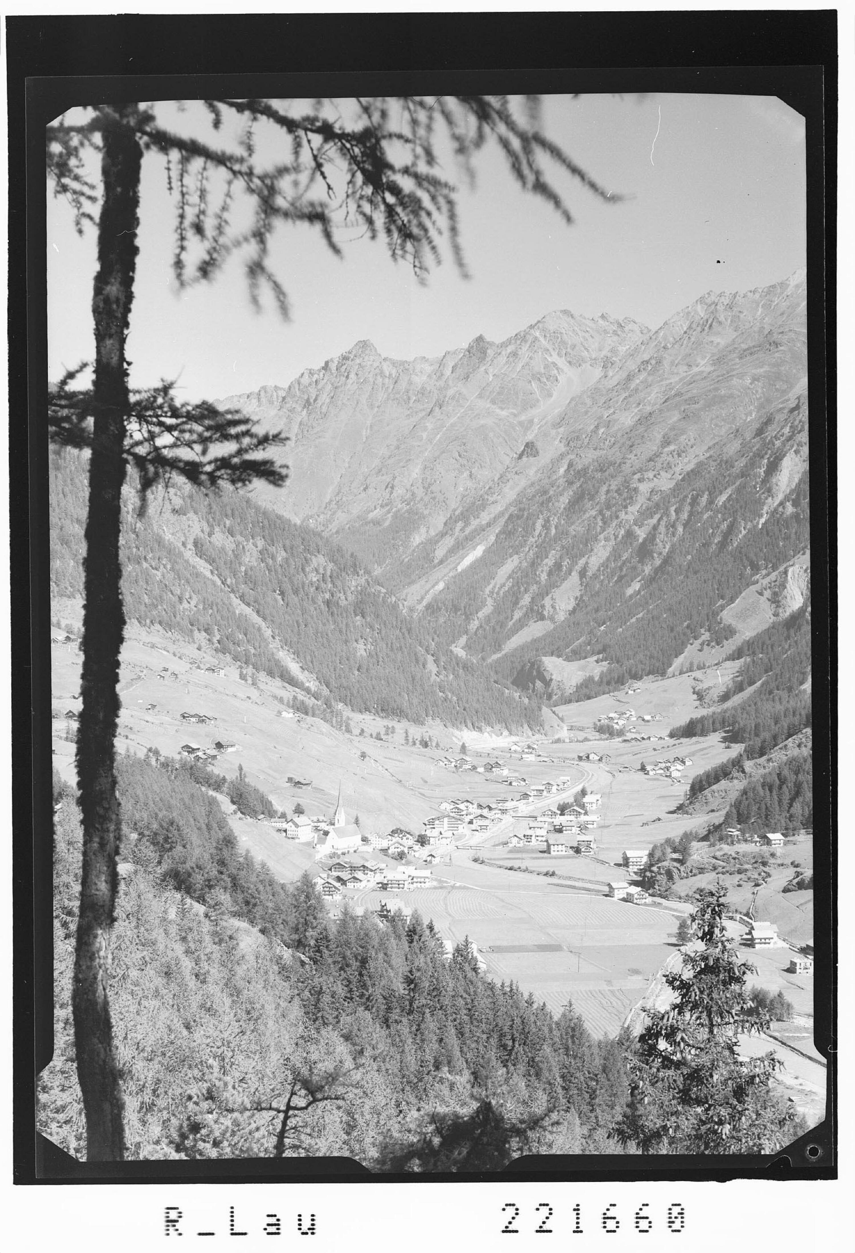 [Sölden im Ötztal gegen Stubaier Alpen mit Lochkogel und Gamezwart]></div>


    <hr>
    <div class=