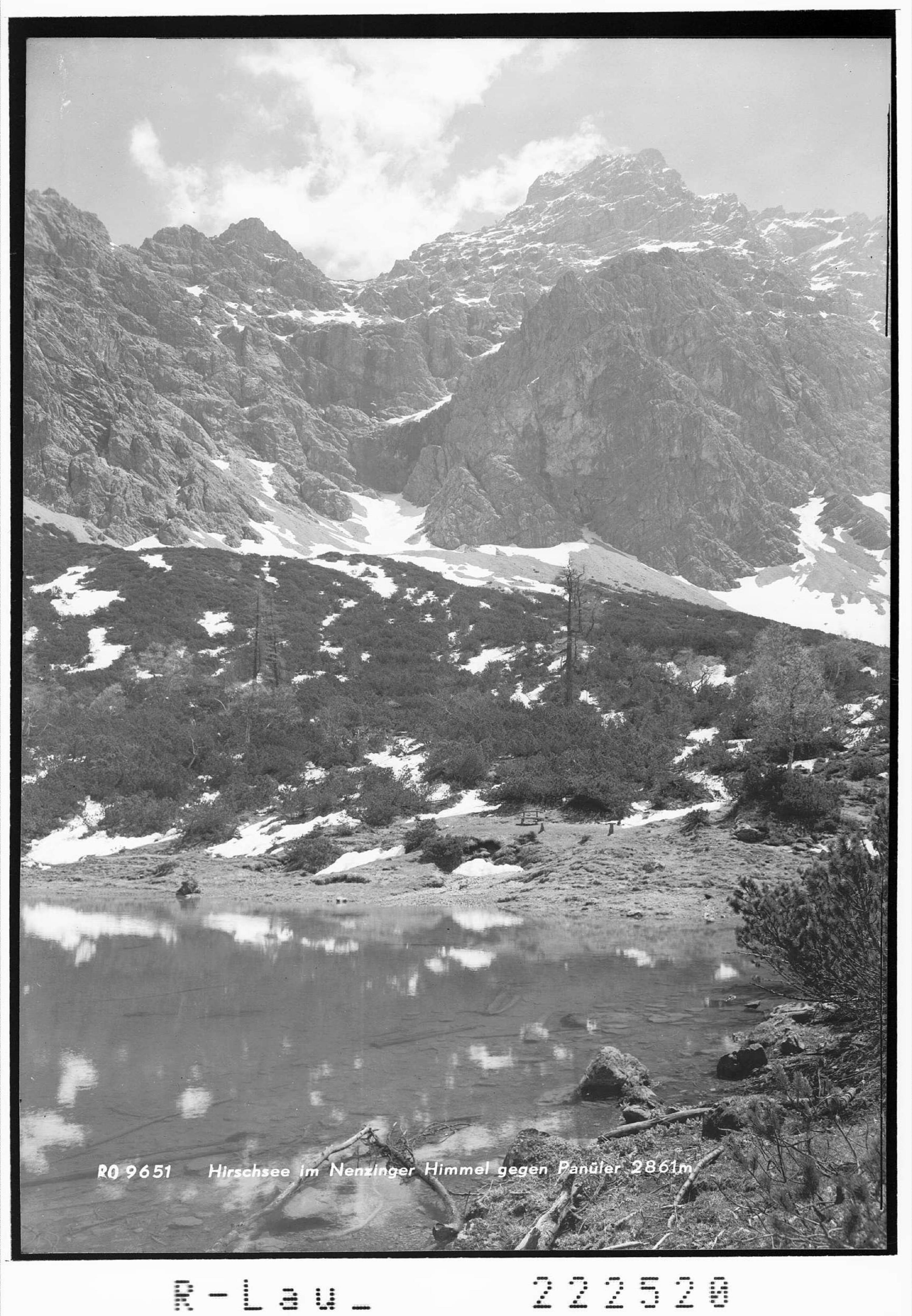 Hirschsee im Nenzinger Himmel gegen Panüler 2861 m></div>


    <hr>
    <div class=