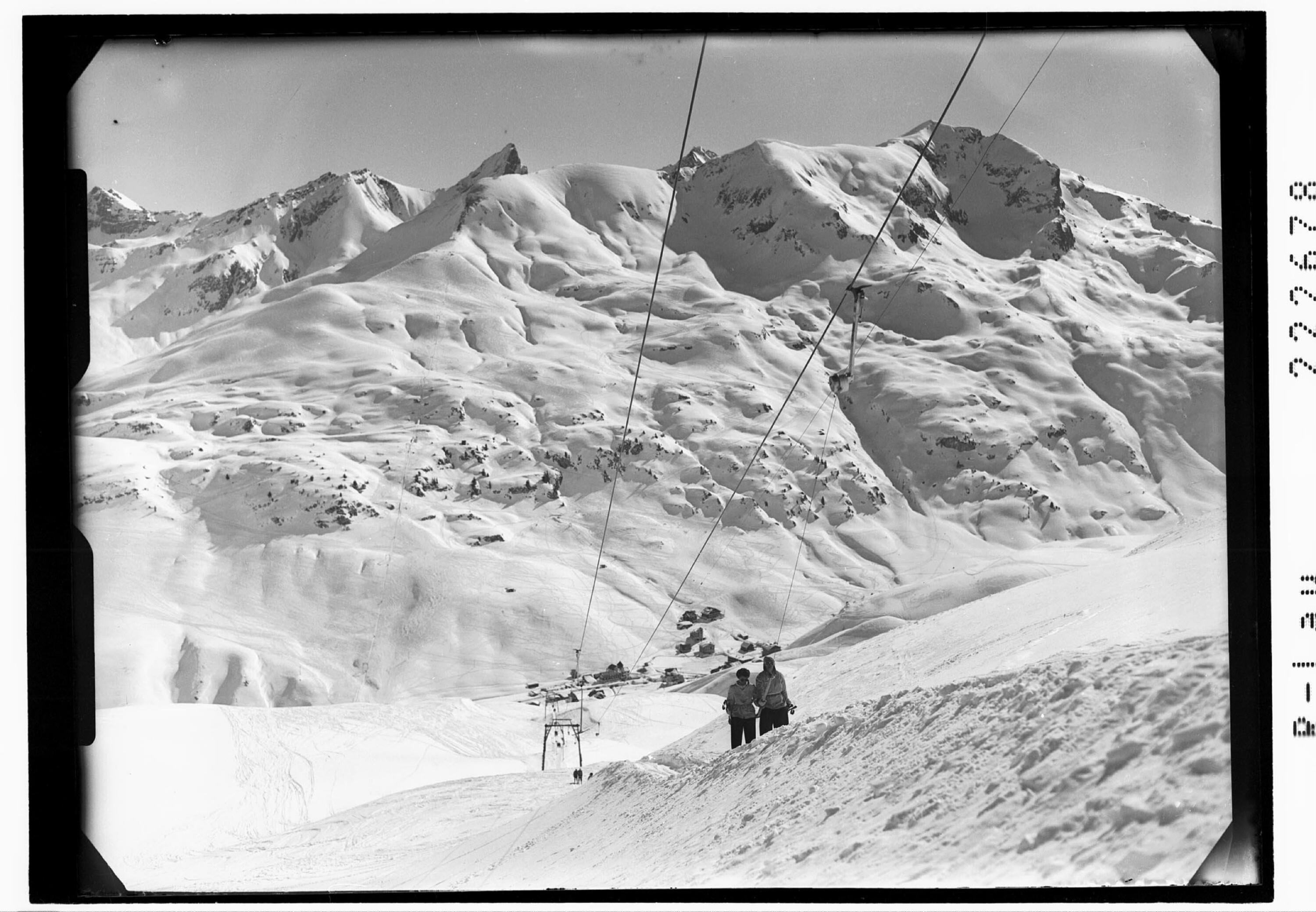 [Blick auf Zürs am Arlberg mit Roggspitze - Valluga und Trittkopf]></div>


    <hr>
    <div class=
