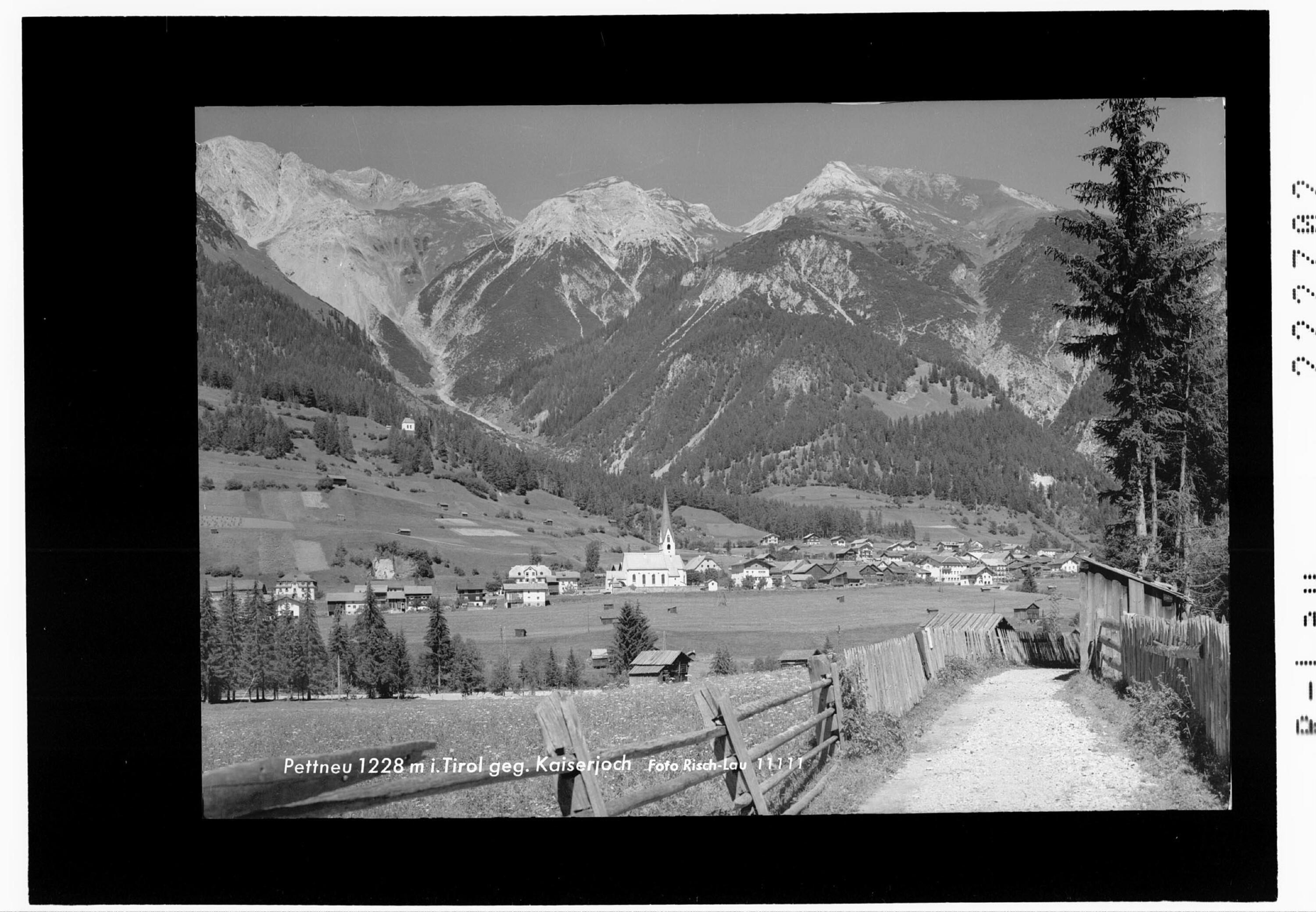 Pettneu 12228 m in Tirol gegen Kaiserjoch></div>


    <hr>
    <div class=