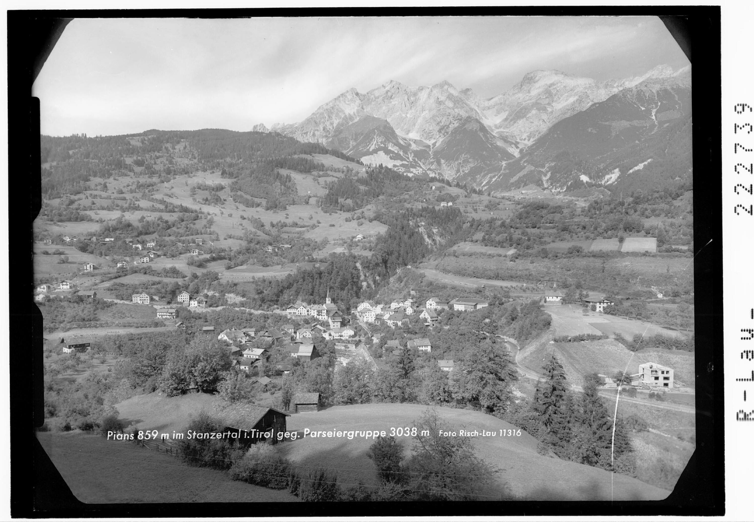 Pians 859 m im Stanzertal in Tirol gegen Parseiergruppe 3038 m></div>


    <hr>
    <div class=