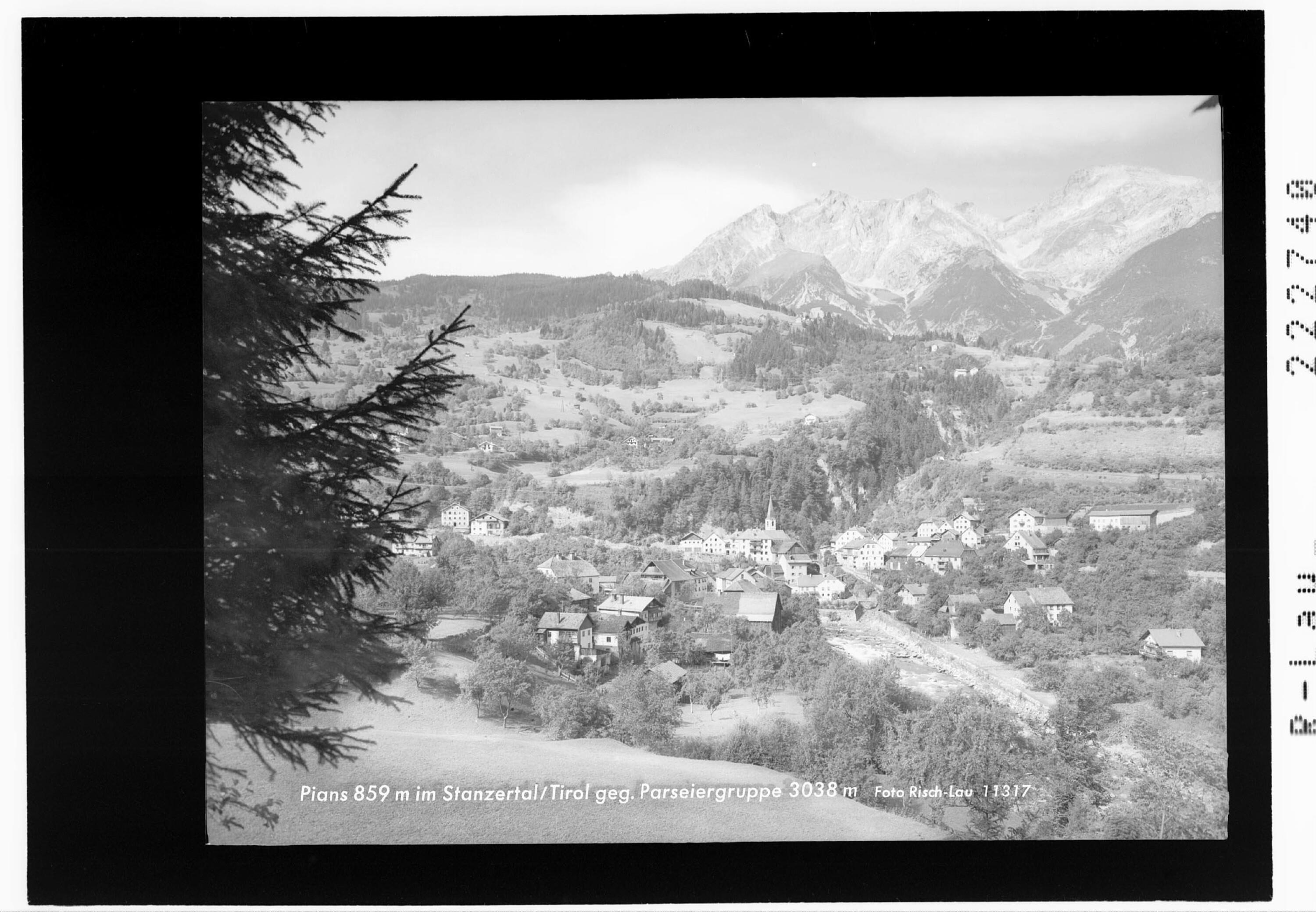 Pians 859 m im Stanzertal / Tirol gegen Parseiergruppe 3038 m></div>


    <hr>
    <div class=