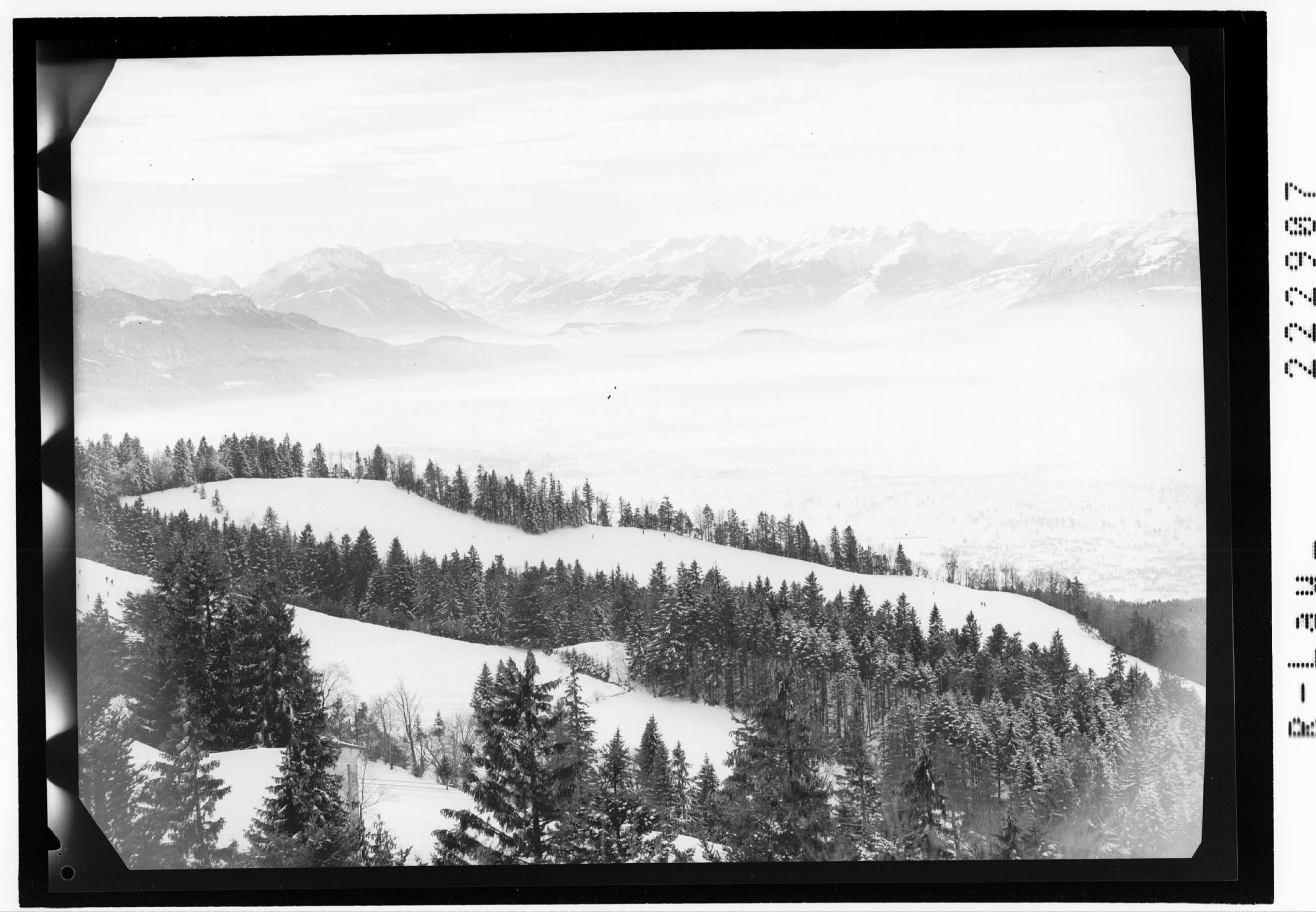 [Blick vom Pfänder in's Rheintal mit Glarner Alpen und Balfrieser Bergen]></div>


    <hr>
    <div class=