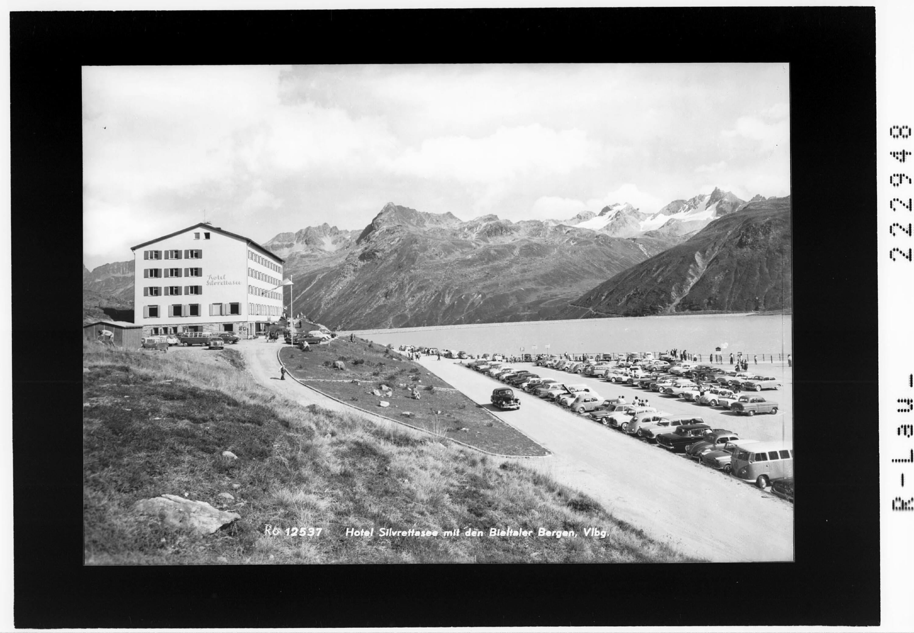 Hotel Silvrettasee mit den Bieltaler Bergen / Vorarlberg></div>


    <hr>
    <div class=