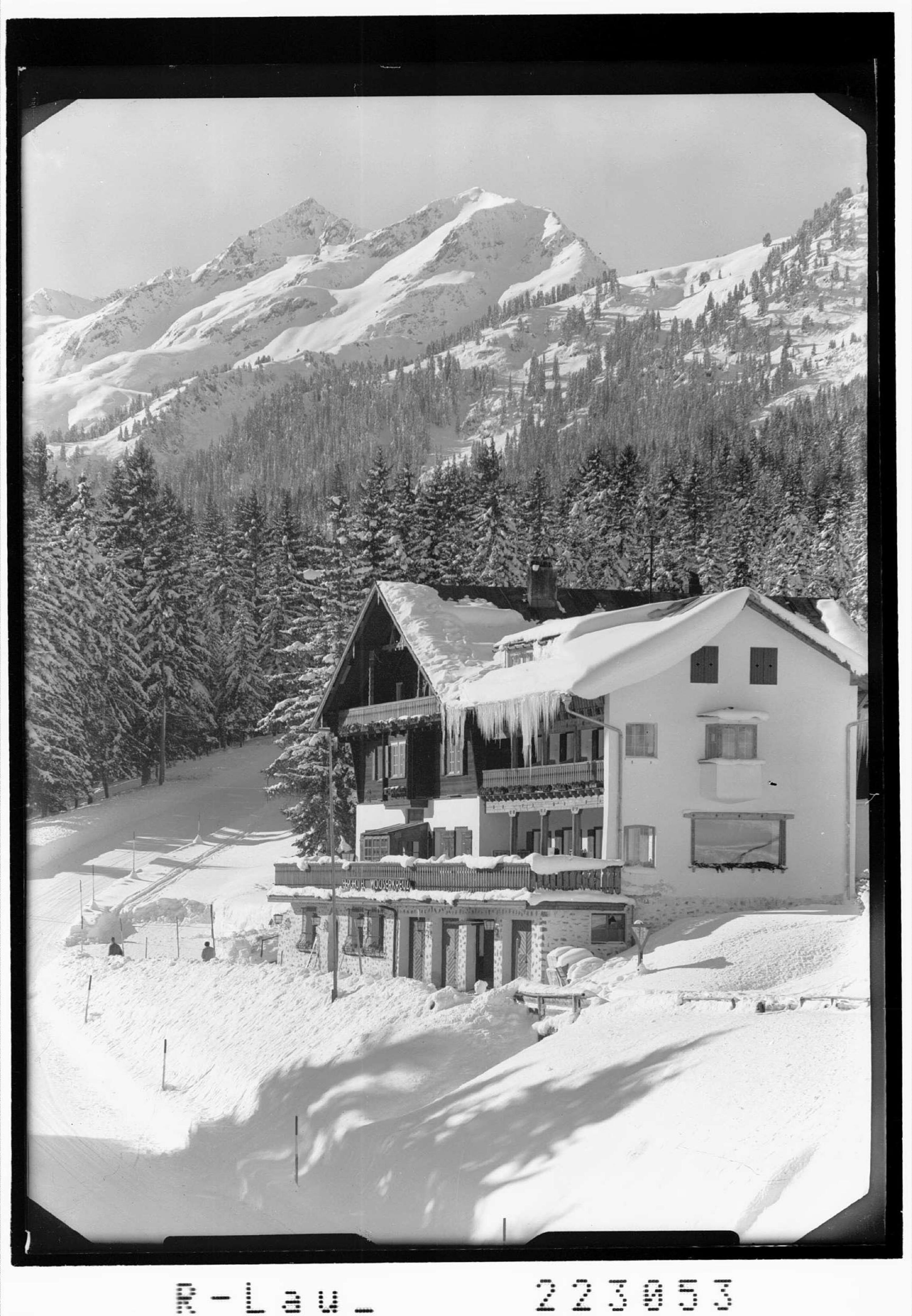 [Berghotel Mooserkreuz bei St.Anton am Arlberg mit Blick zum Gstans Kopf]></div>


    <hr>
    <div class=