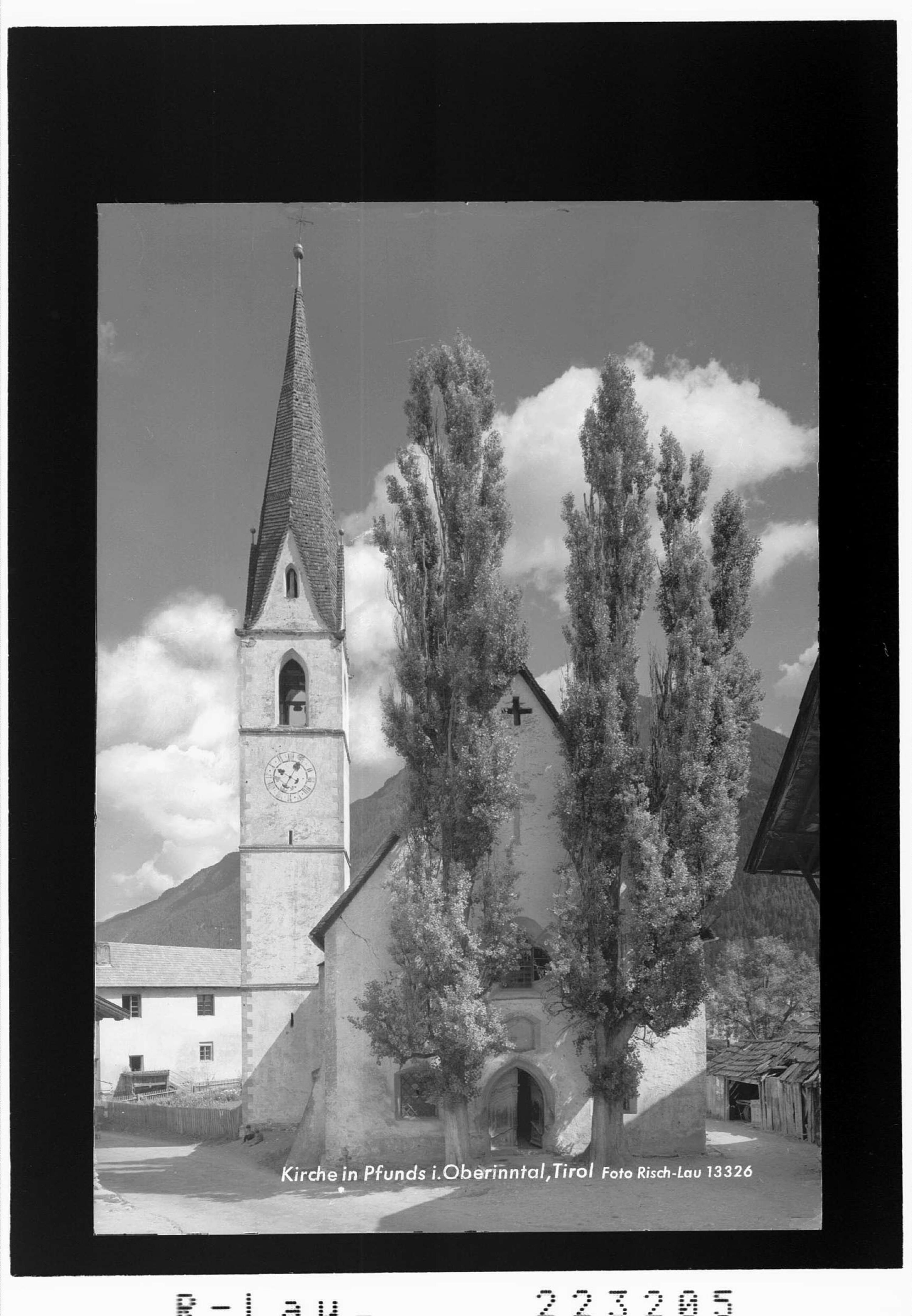 Kirche in Pfunds im Oberinntal / Tirol></div>


    <hr>
    <div class=